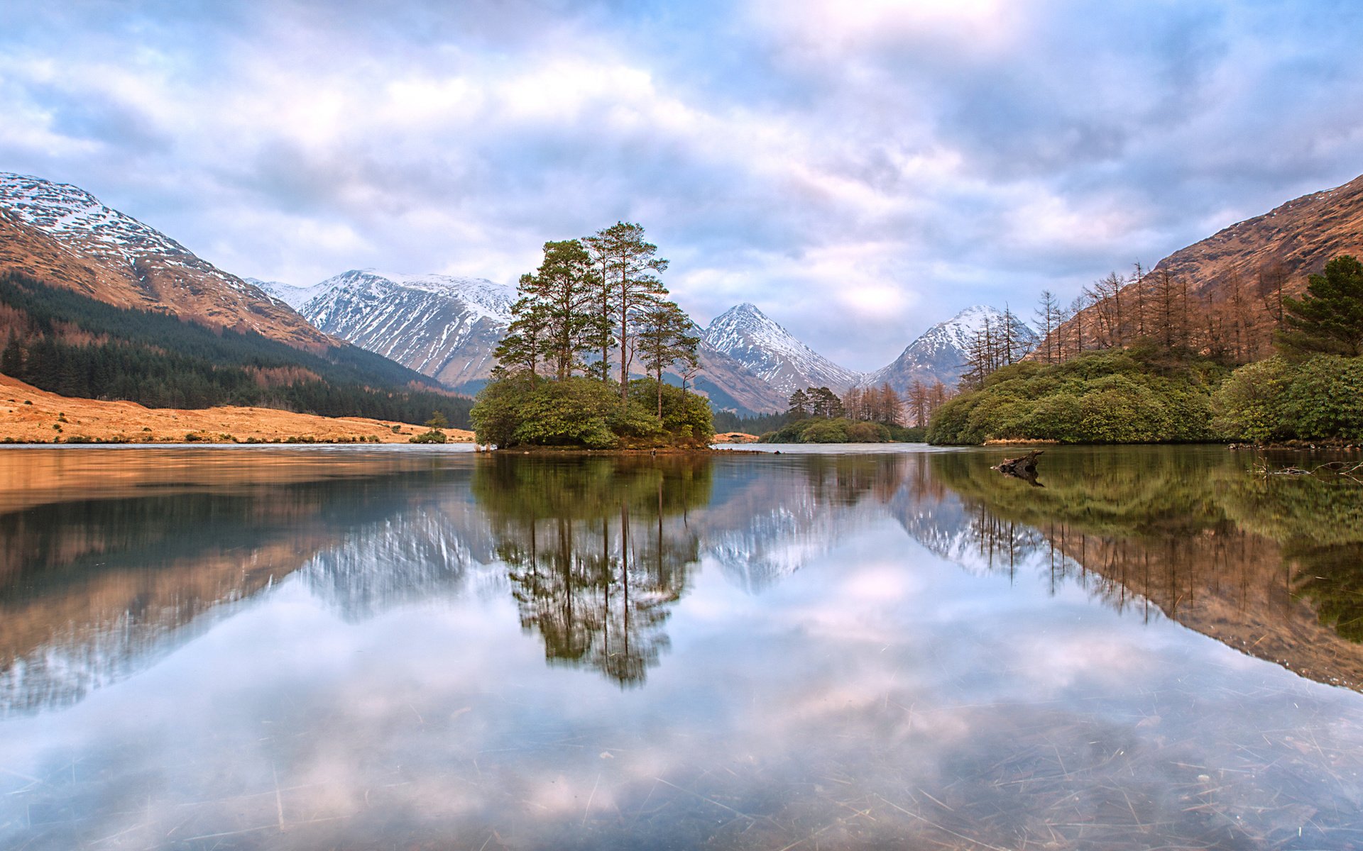 Обои небо, облака, деревья, вода, озеро, горы, отражение, островок, the sky, clouds, trees, water, lake, mountains, reflection, island разрешение 2560x1445 Загрузить