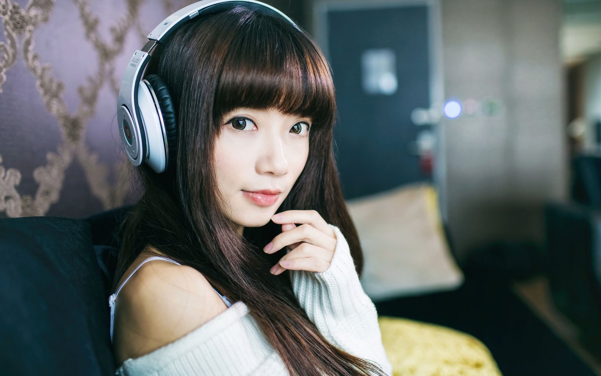 Обои девушка, музыка, взгляд, наушники, волосы, лицо, girl, music, look, headphones, hair, face разрешение 2048x1365 Загрузить