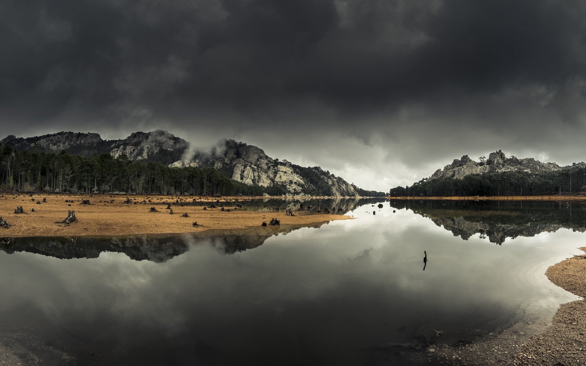 Обои облака, деревья, озеро, горы, берег, отражение, холм, clouds, trees, lake, mountains, shore, reflection, hill разрешение 2560x1594 Загрузить