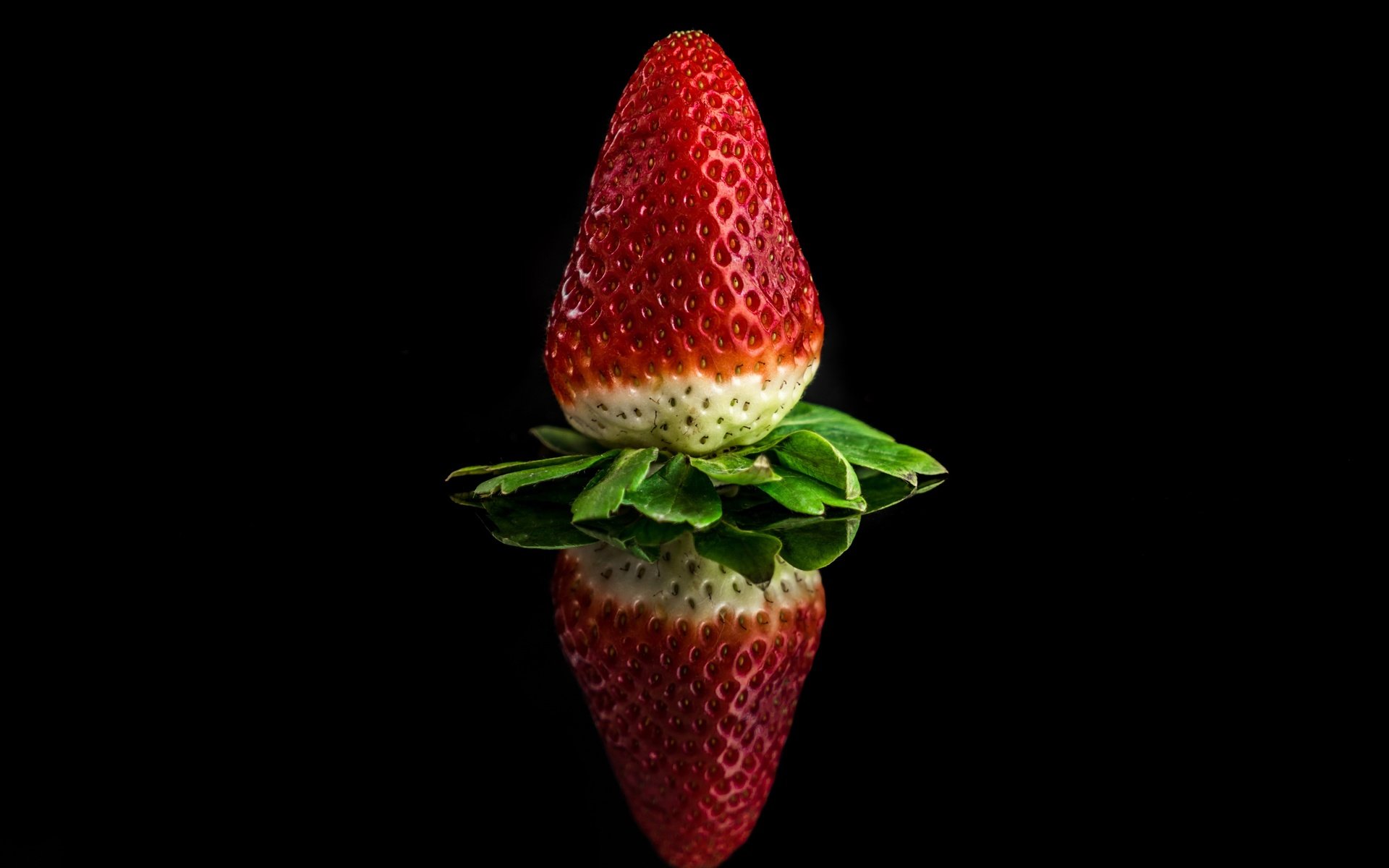 Обои отражение, ягода, клубника, черный фон, reflection, berry, strawberry, black background разрешение 4000x2647 Загрузить