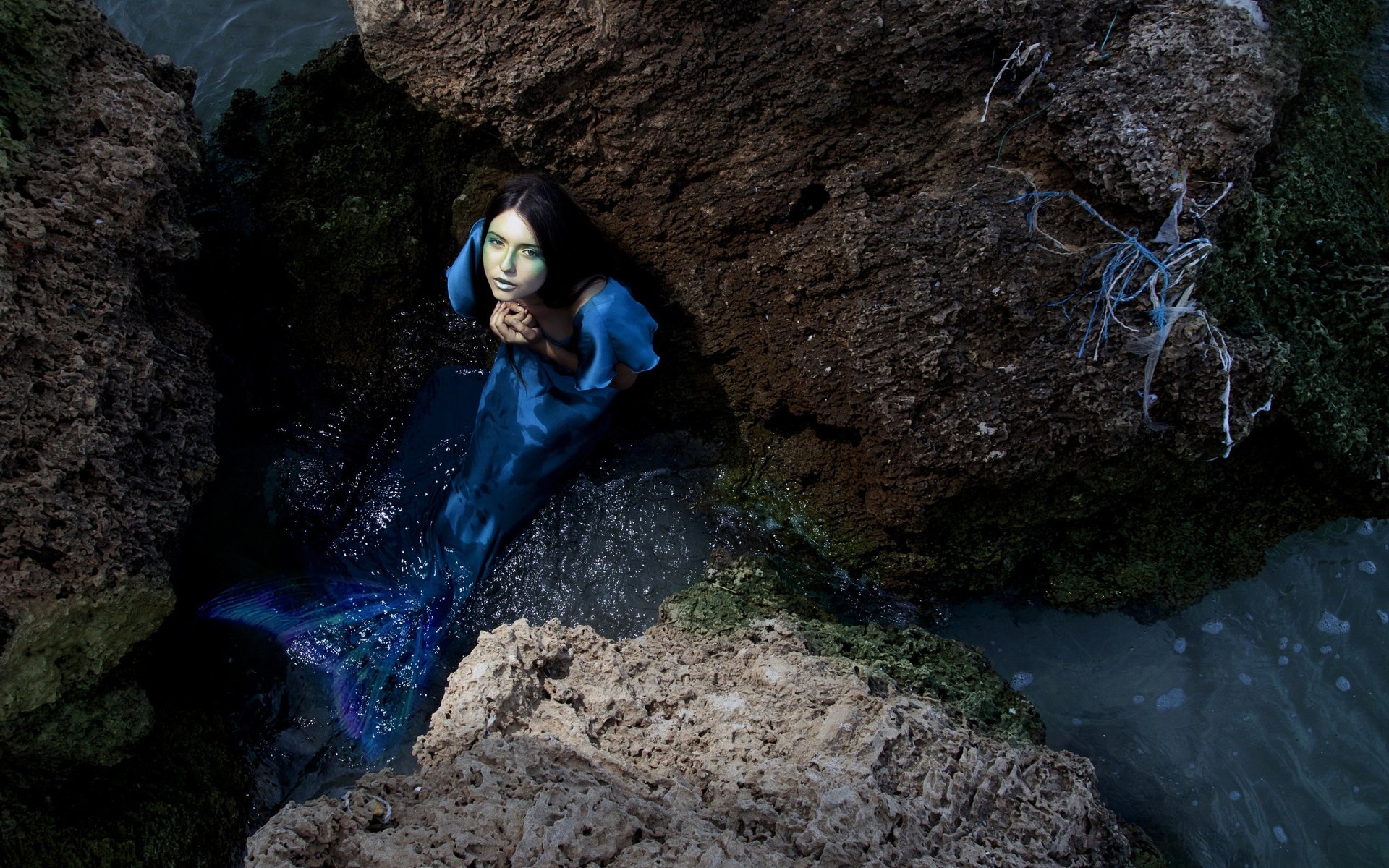 Обои вода, камни, девушка, взгляд, волосы, русалка, water, stones, girl, look, hair, mermaid разрешение 2500x1667 Загрузить