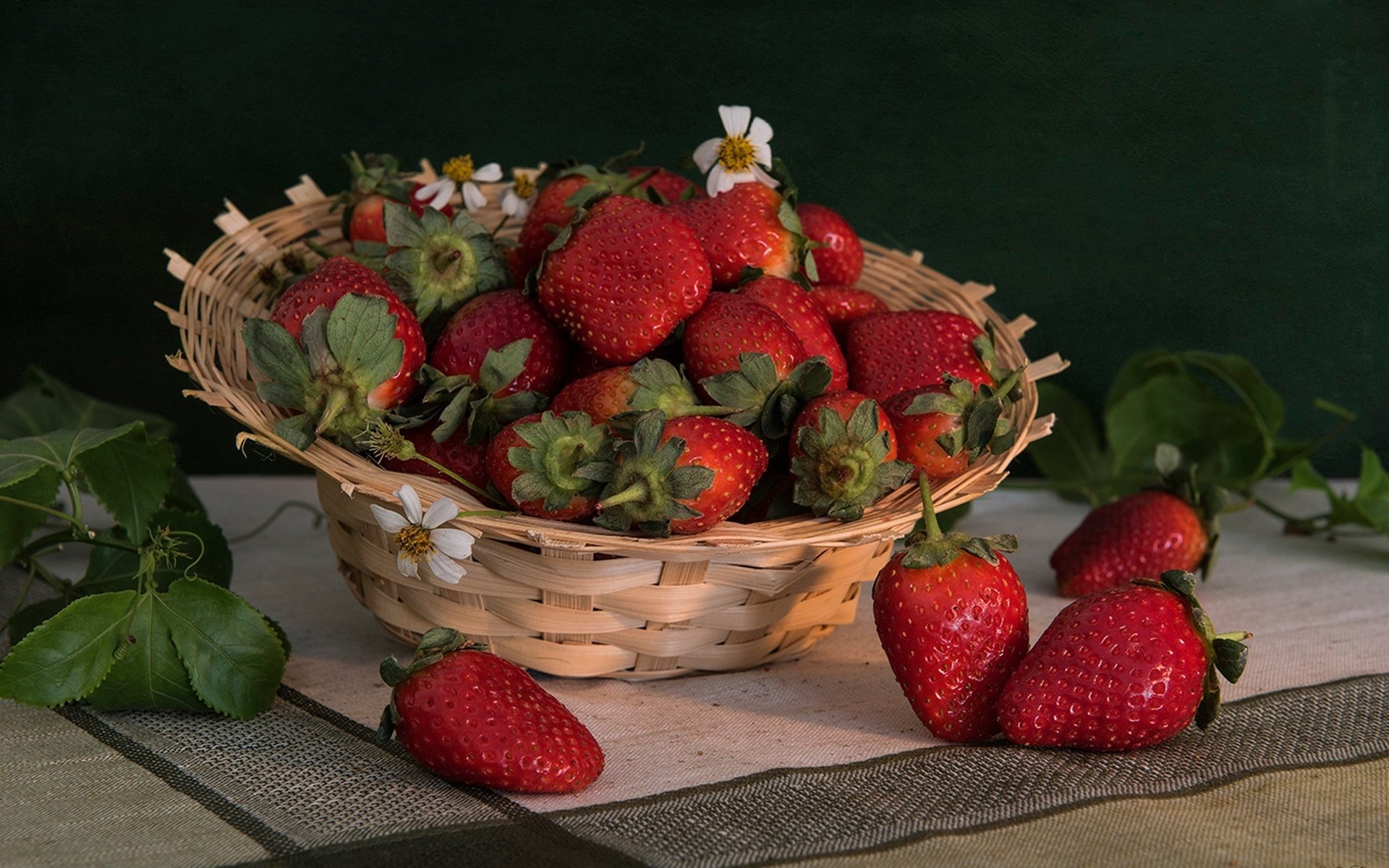Обои листья, клубника, ягоды, салфетка, корзинка, leaves, strawberry, berries, napkin, basket разрешение 2048x1366 Загрузить