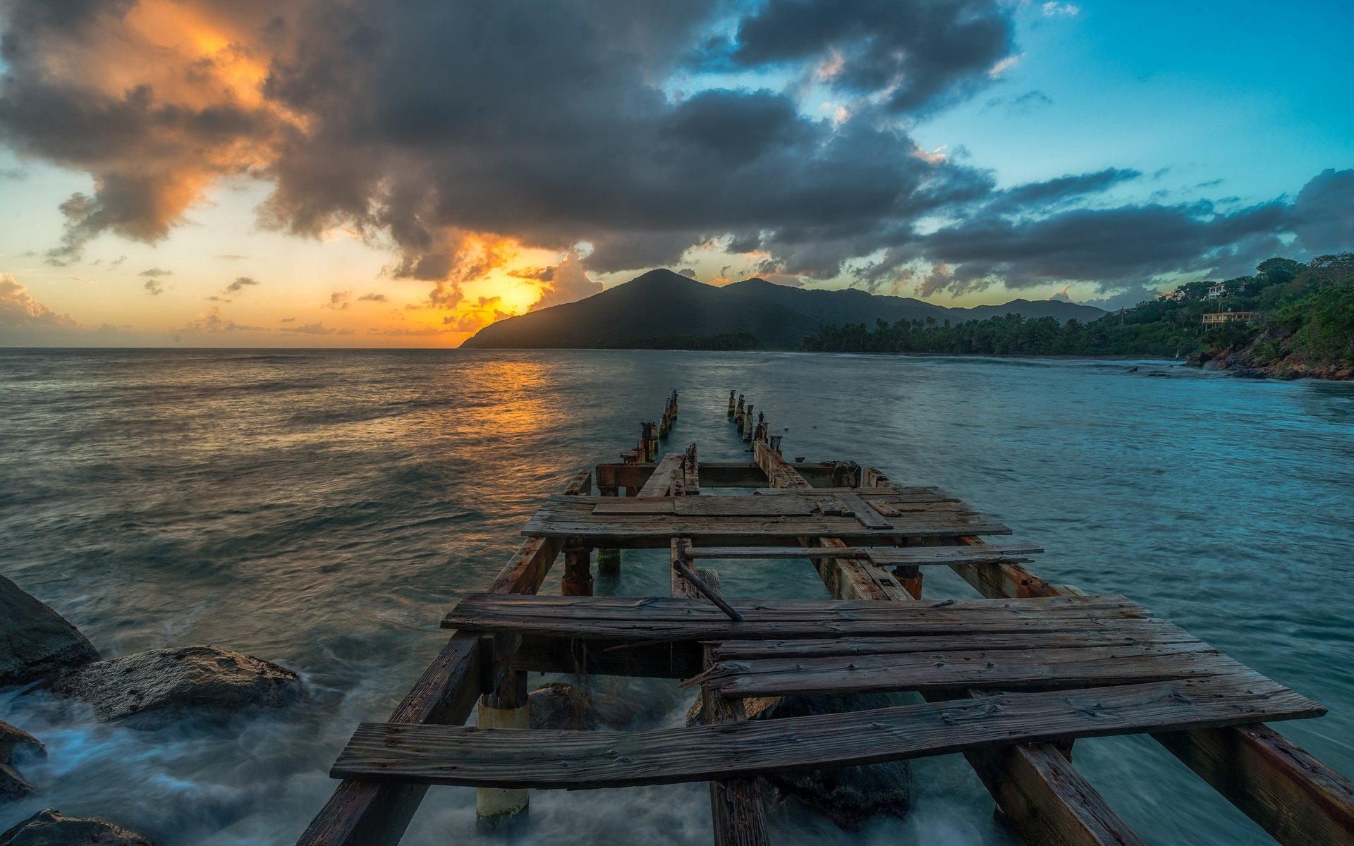 Обои небо, облака, скалы, волны, закат, горизонт, причал, the sky, clouds, rocks, wave, sunset, horizon, pier разрешение 2048x1367 Загрузить