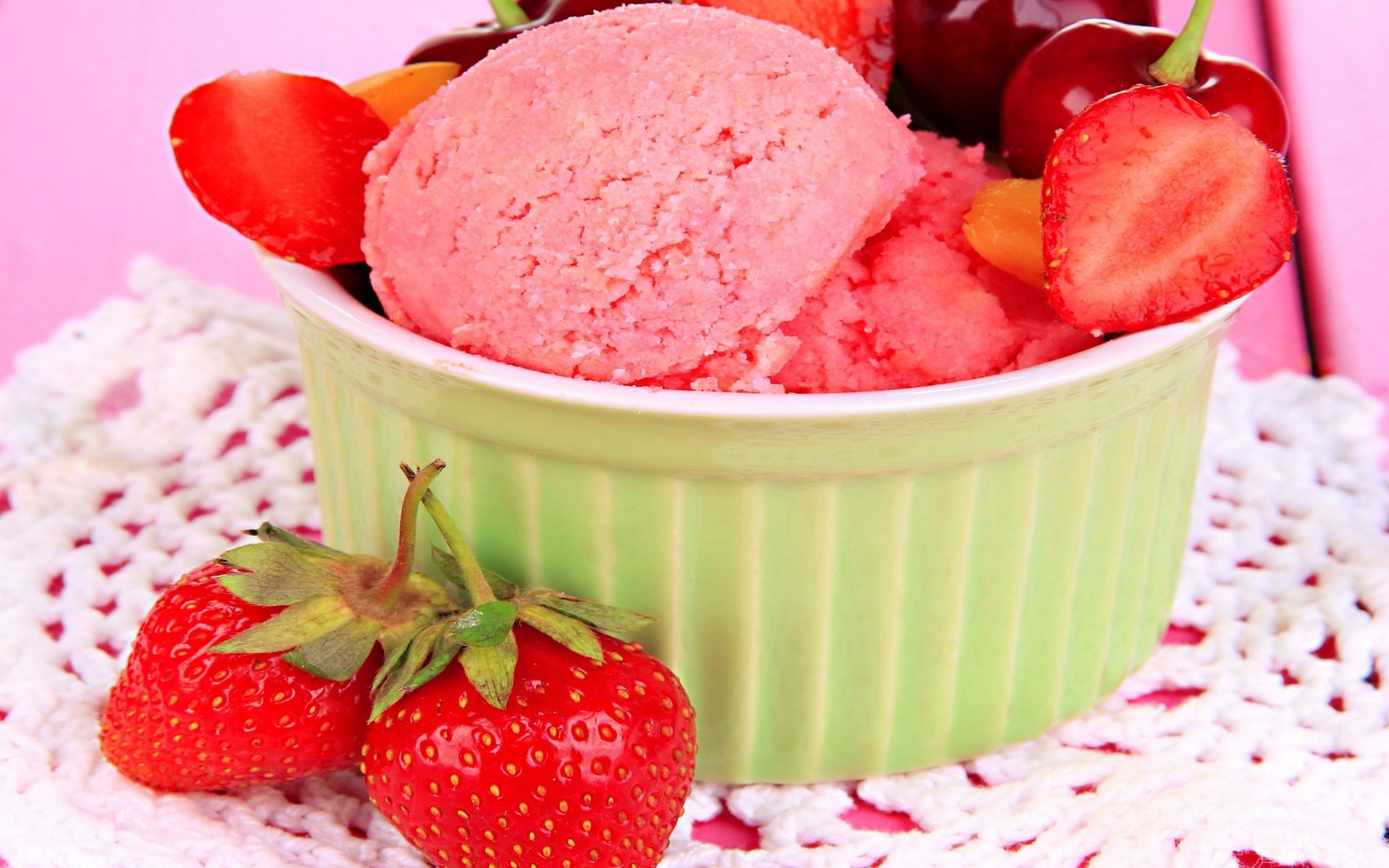 Обои мороженое, клубника, ягоды, вишня, десерт, ice cream, strawberry, berries, cherry, dessert разрешение 2560x1600 Загрузить