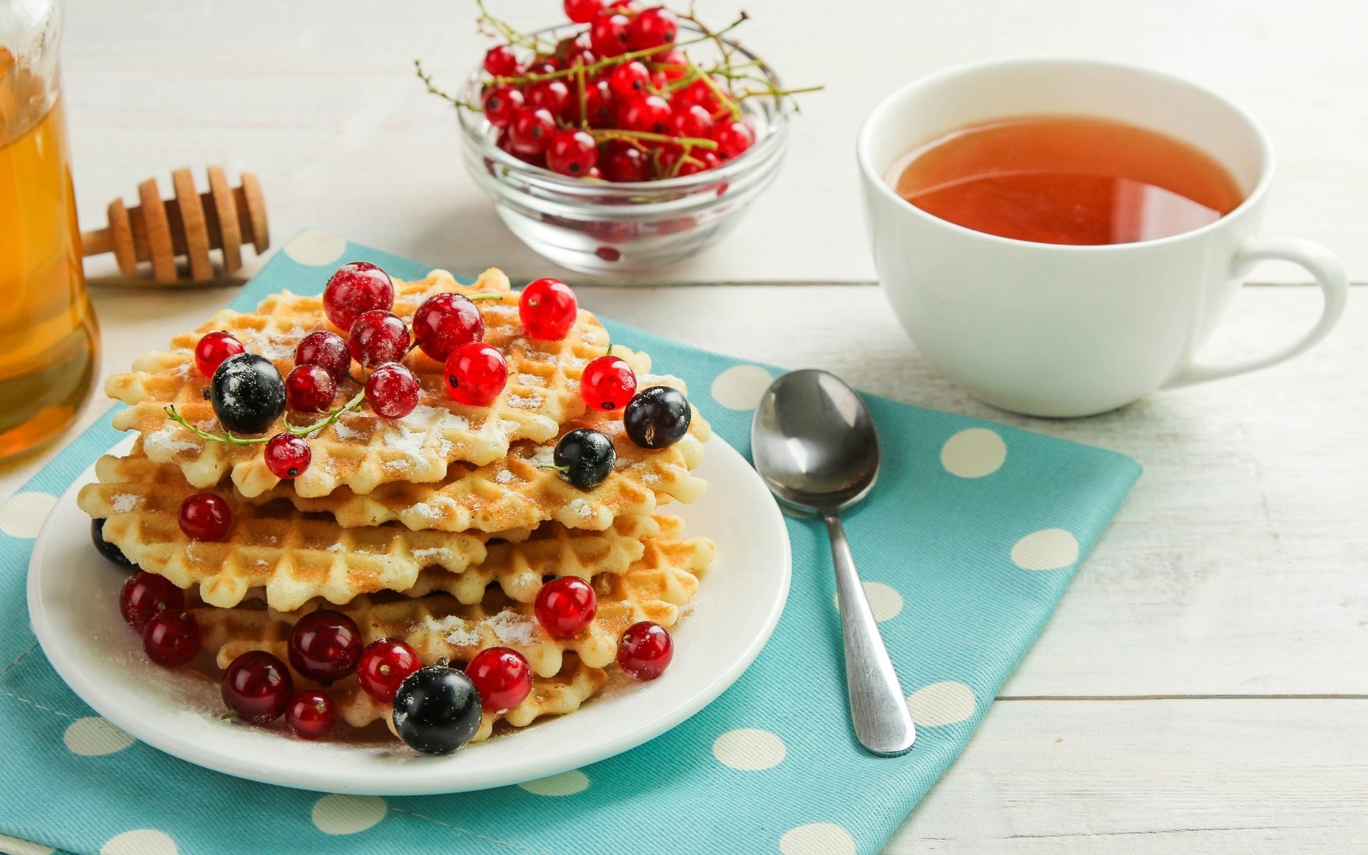 Обои ягоды, чай, мед, выпечка, ложка, смородина, вафли, berries, tea, honey, cakes, spoon, currants, waffles разрешение 5184x3456 Загрузить