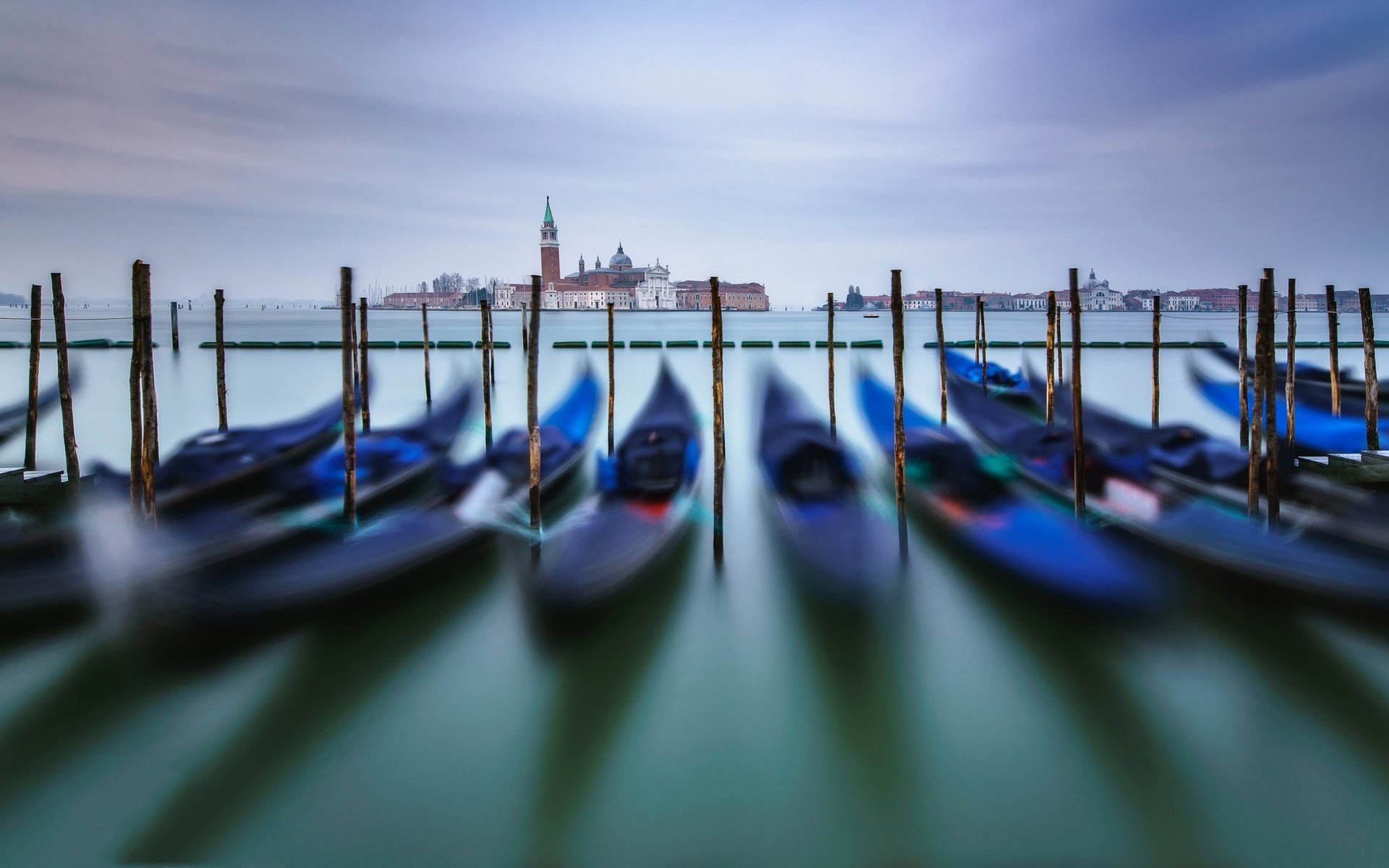 All gondolas in venice italy must. Венеция. Гондолы. Венеция лодки гондола. Гондолы у Пристани в Венеции. Лодочки в Венеции.