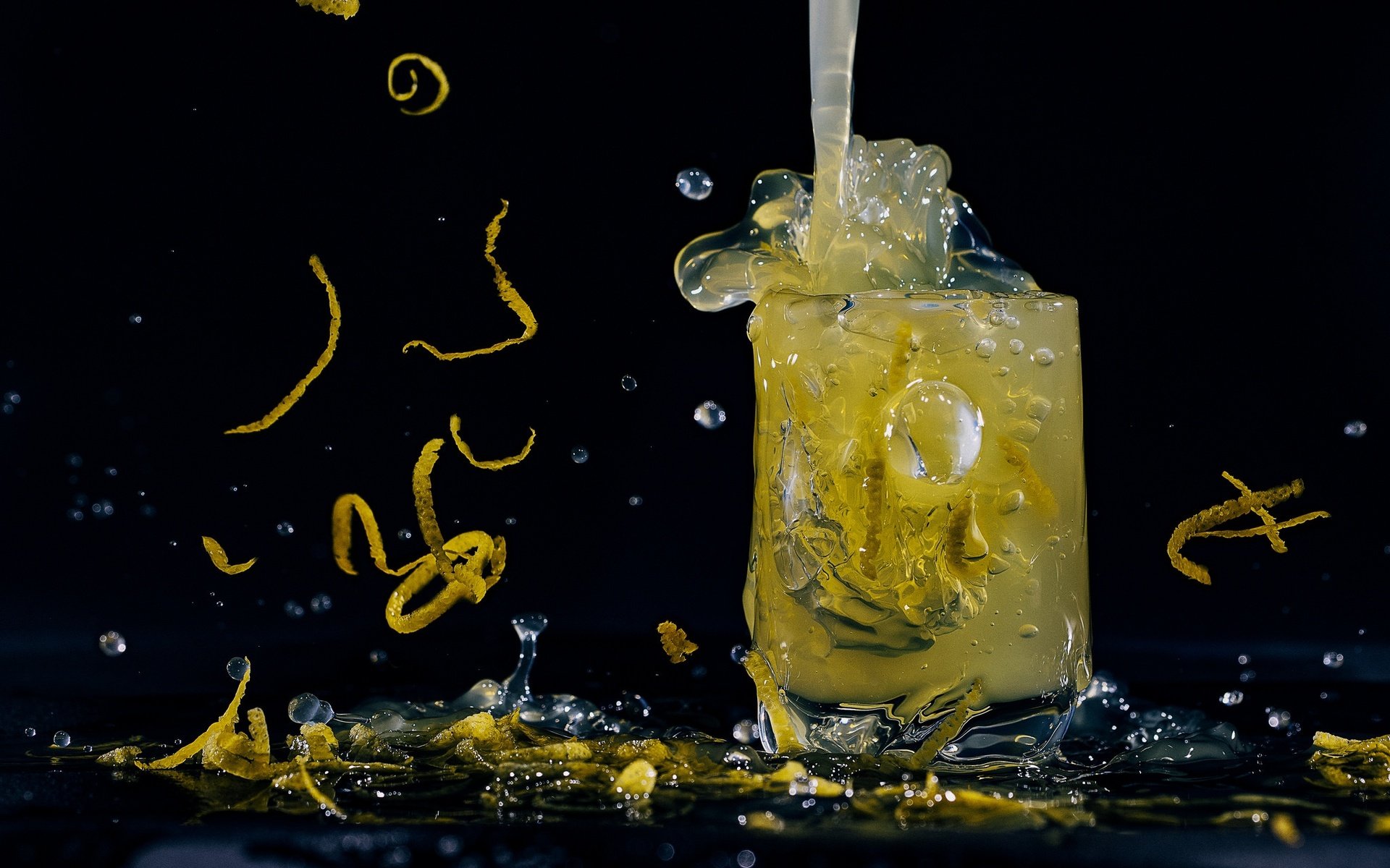 Обои напиток, капли, лимон, черный фон, стакан, цедра, лимонад, drink, drops, lemon, black background, glass, peel, lemonade разрешение 2048x1365 Загрузить
