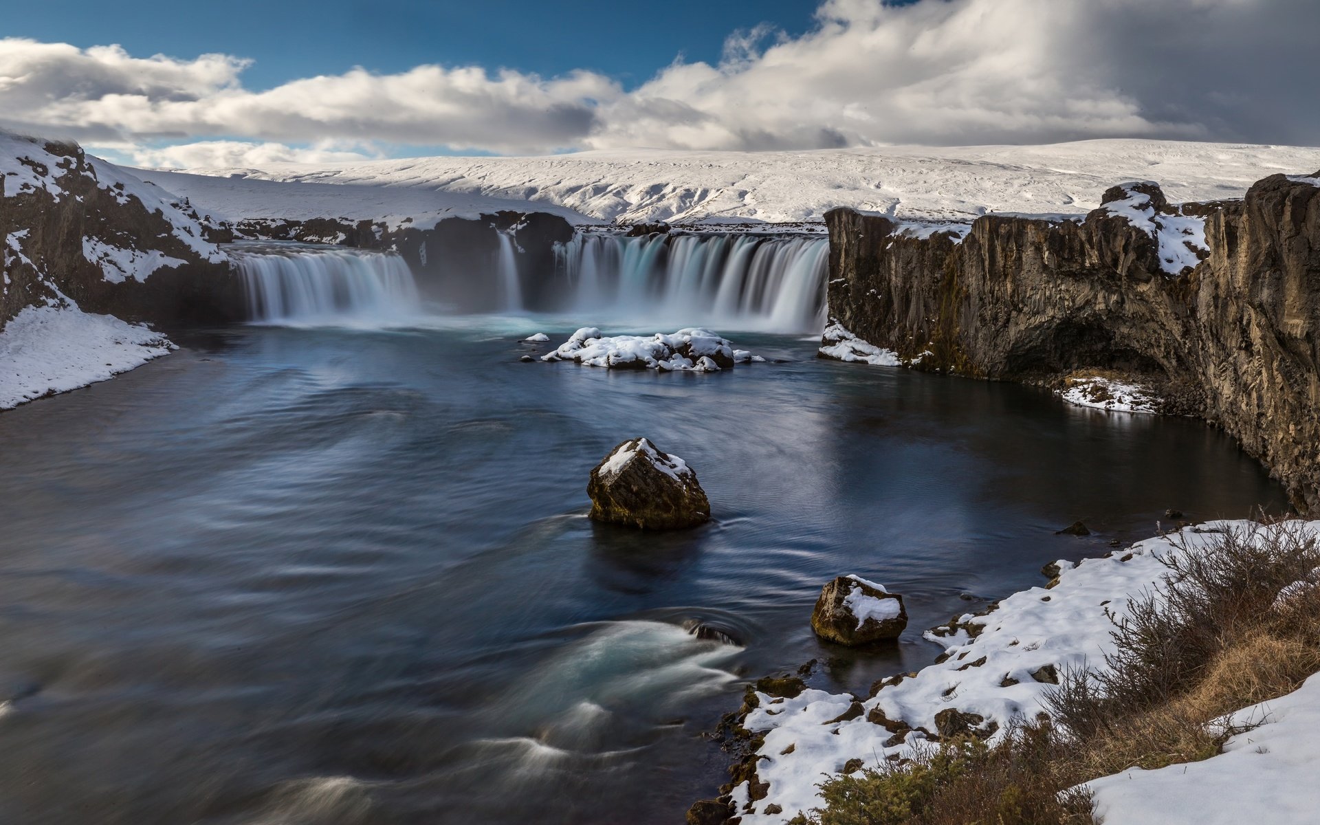 Обои облака, река, скалы, снег, камни, водопад, clouds, river, rocks, snow, stones, waterfall разрешение 2500x1555 Загрузить