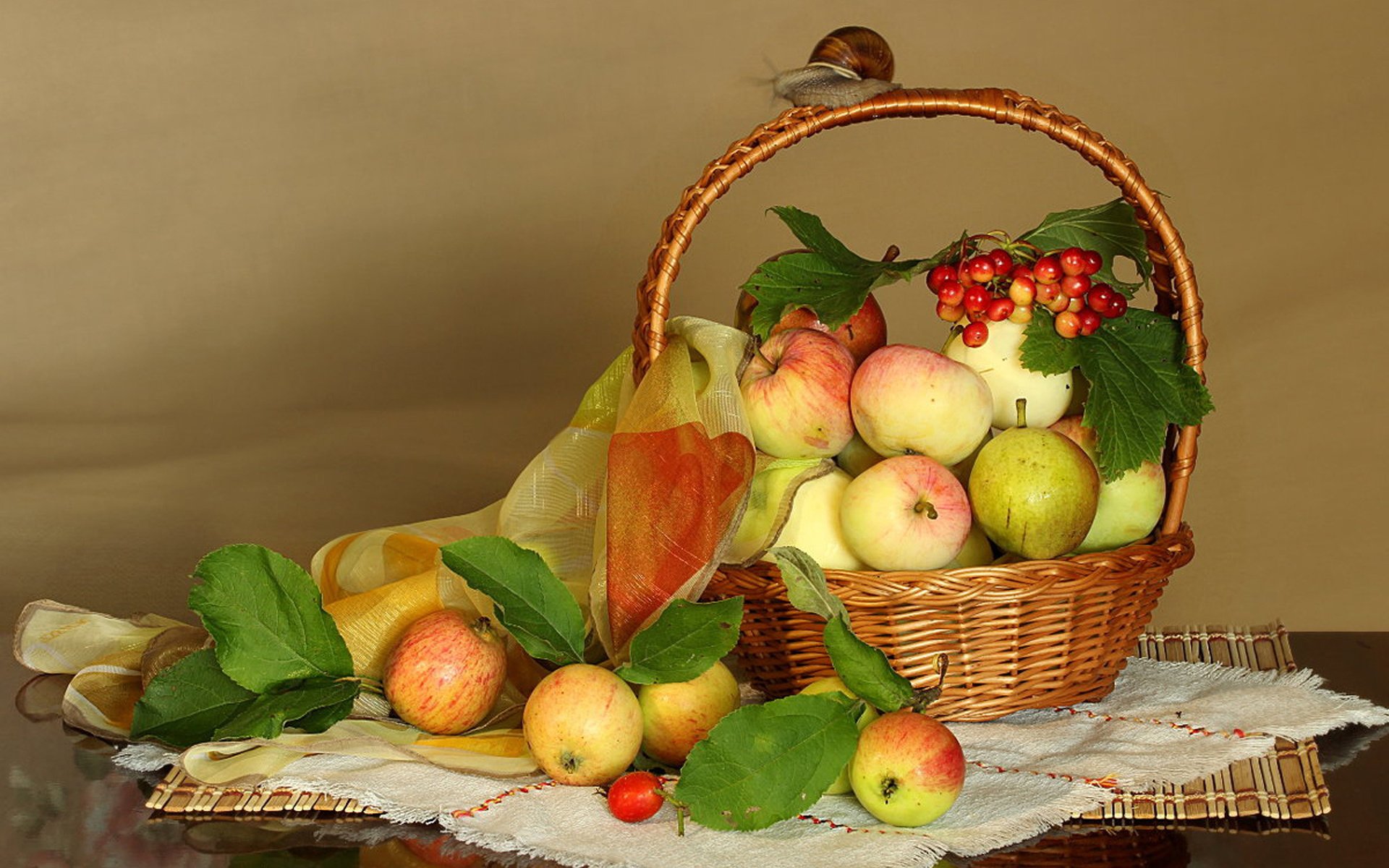 Обои фрукты, яблоки, ткань, корзина, ягоды, платок, fruit, apples, fabric, basket, berries, shawl разрешение 2048x1360 Загрузить