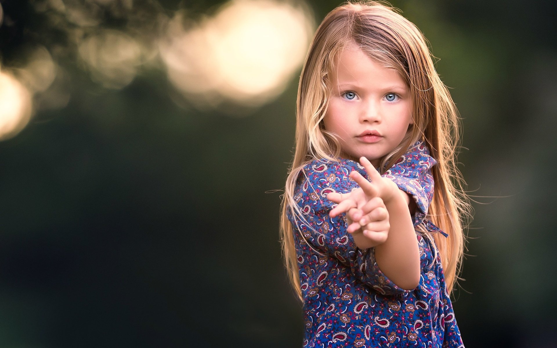 Обои дети, девочка, волосы, лицо, голубые глаза, meg bitton, children, girl, hair, face, blue eyes разрешение 2048x1407 Загрузить