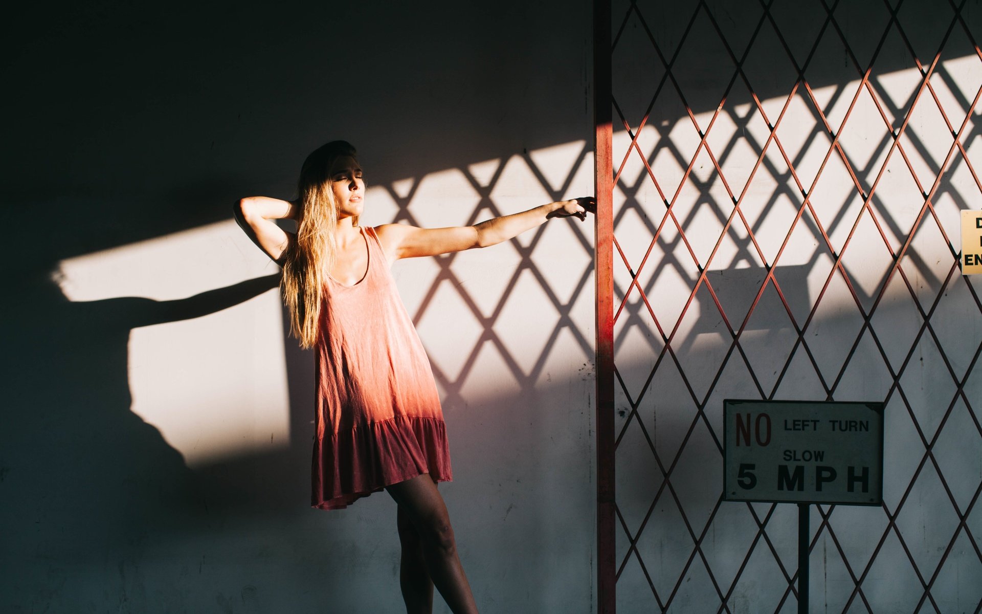 Обои свет, платье, блондинка, тень, модель, решетка, знак, light, dress, blonde, shadow, model, grille, sign разрешение 5616x3744 Загрузить