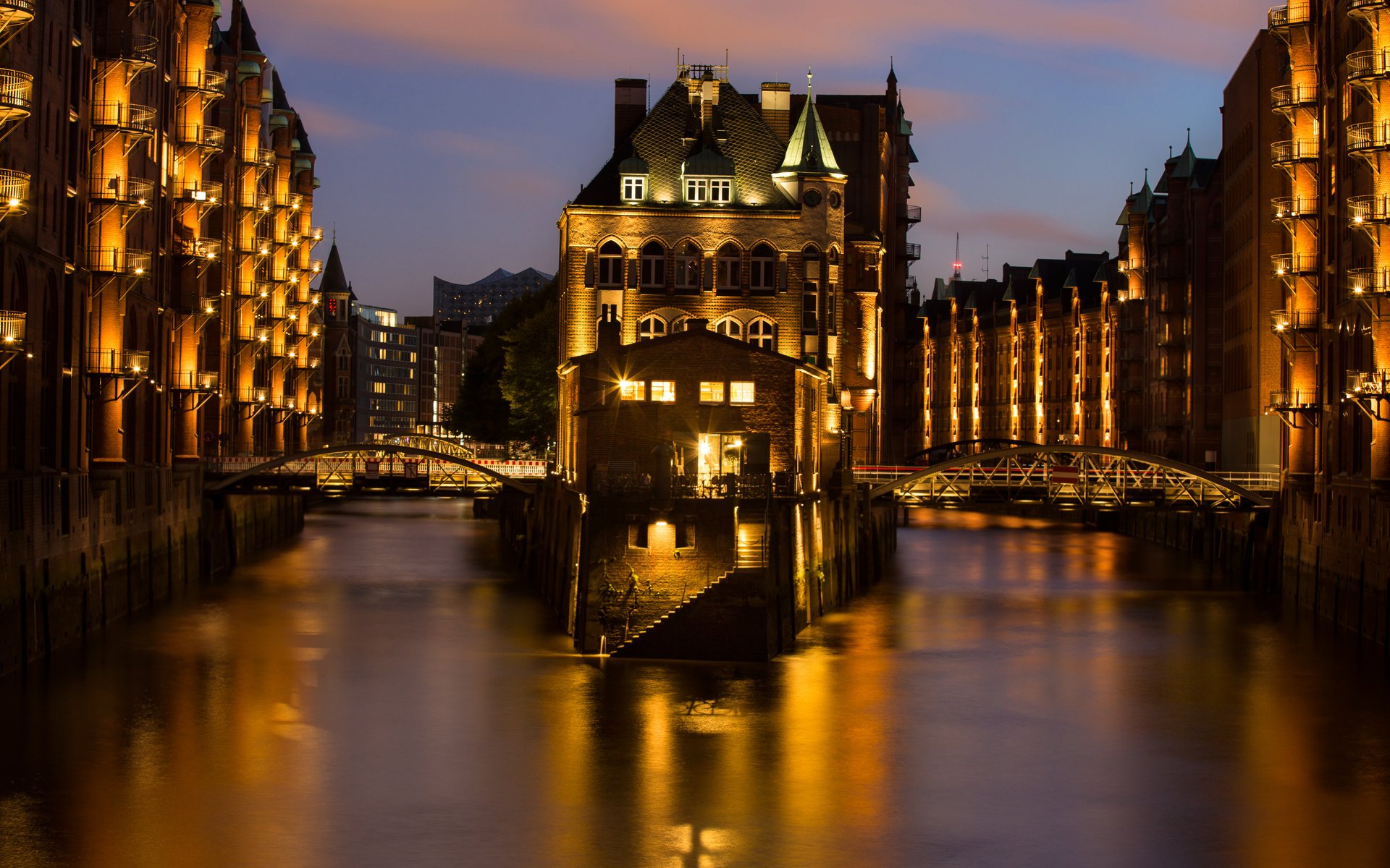 Обои ночь, огни, город, германия, гамбург, lena held, night, lights, the city, germany, hamburg разрешение 5472x3648 Загрузить