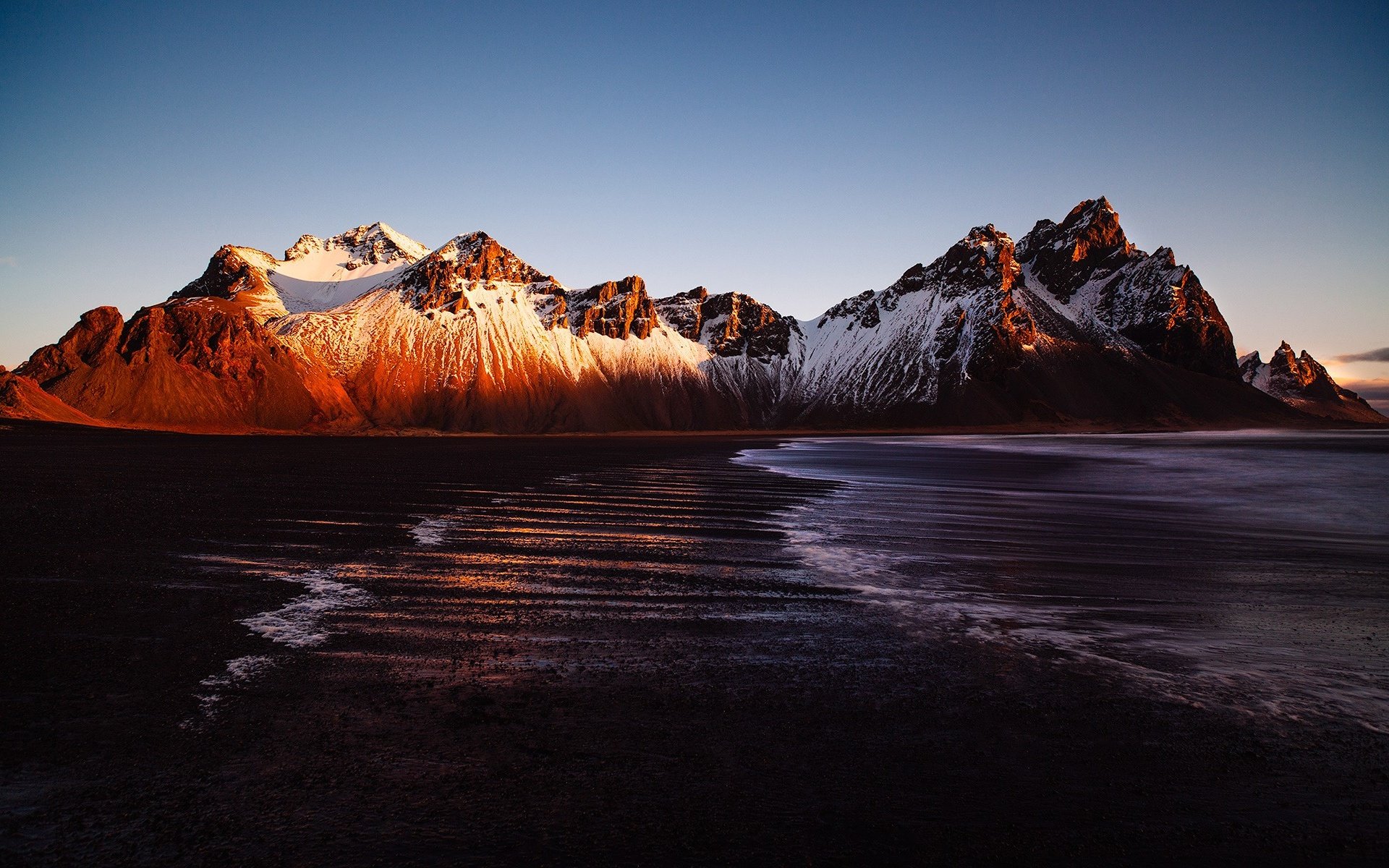 Обои горы, пейзаж, песок, пляж, океан, исландия, vestrahorn, mountains, landscape, sand, beach, the ocean, iceland разрешение 1940x1200 Загрузить