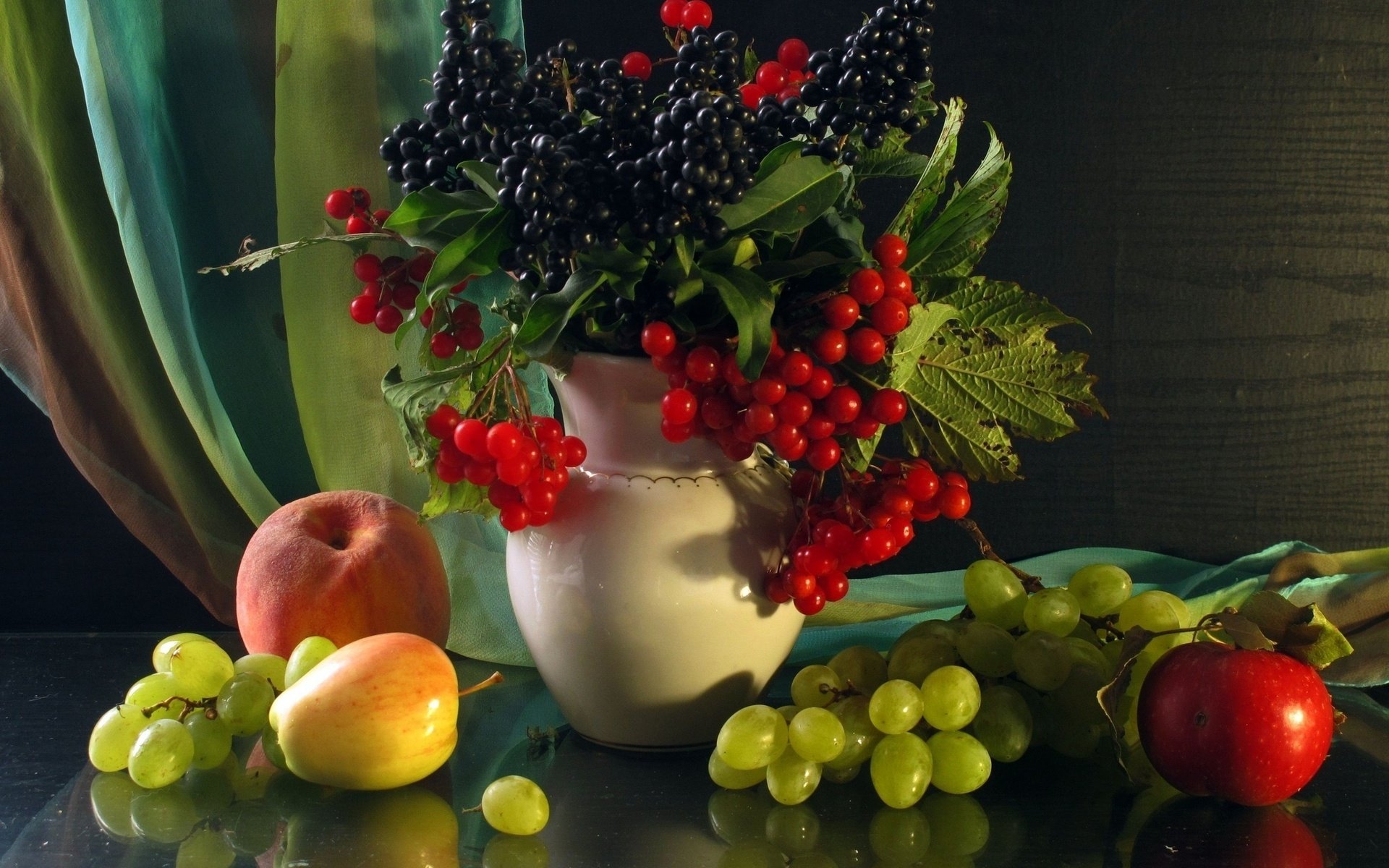 Обои виноград, натюрморт, фрукты, калина, яблоки, букет, ягоды, черника, ваза, персик, grapes, still life, fruit, kalina, apples, bouquet, berries, blueberries, vase, peach разрешение 2560x1920 Загрузить