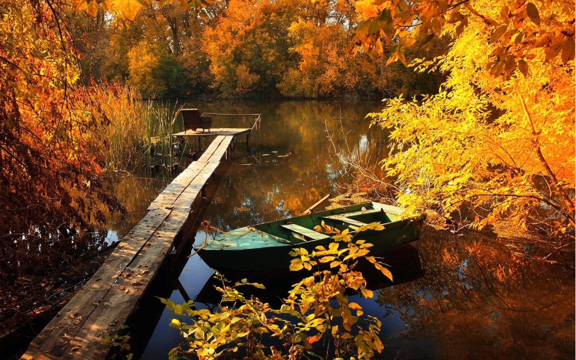 Обои деревья, желтая листва, вода, озеро, природа, мостик, осень, лодка, заводь, trees, yellow foliage, water, lake, nature, the bridge, autumn, boat, backwater разрешение 1920x1243 Загрузить