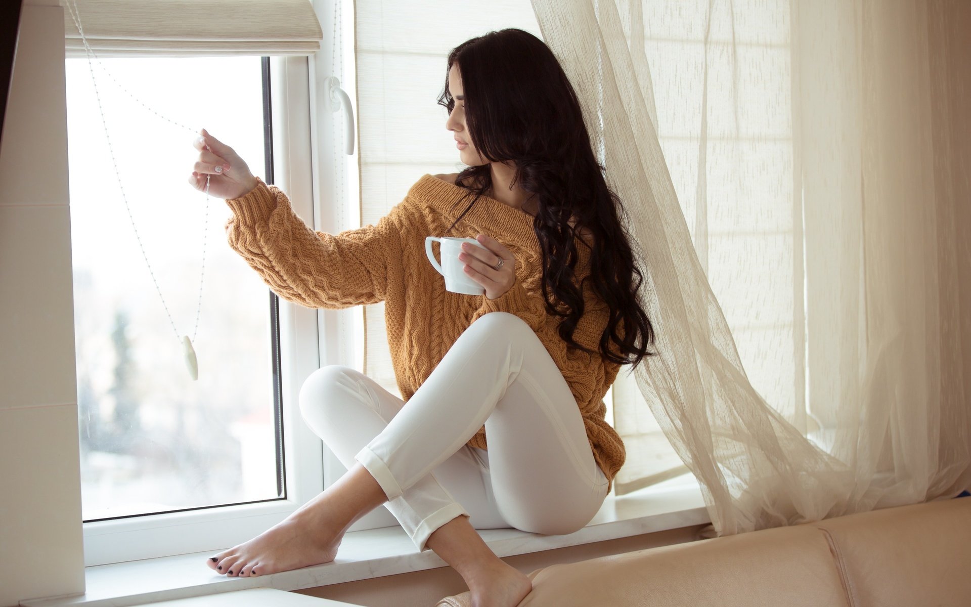 Обои девушка, брюнетка, кофе, модель, окно, подоконник, girl, brunette, coffee, model, window, sill разрешение 2880x1800 Загрузить