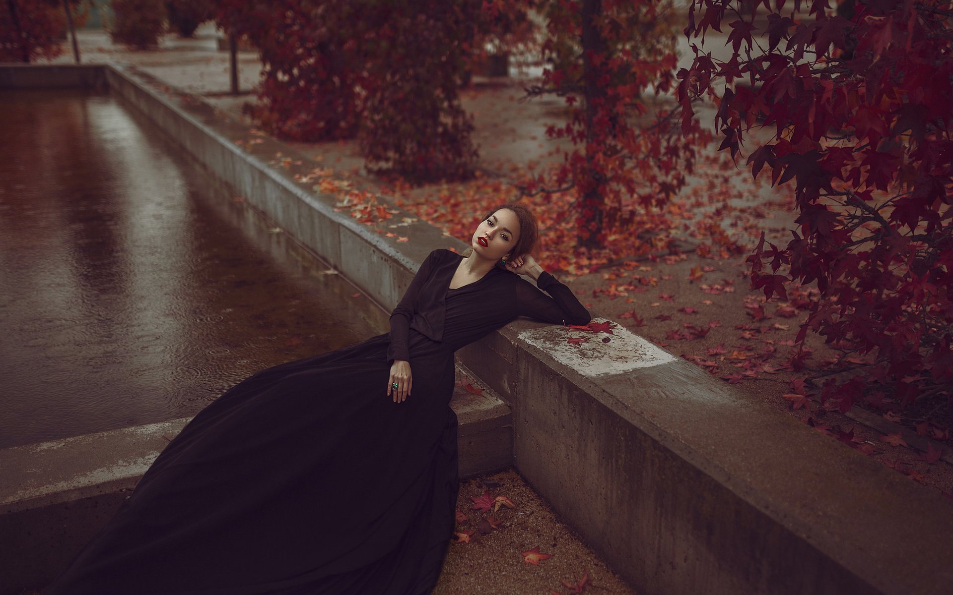 Обои листья, девушка, поза, осень, дождь, mara saiz, черное платье, leaves, girl, pose, autumn, rain, black dress разрешение 2048x1365 Загрузить