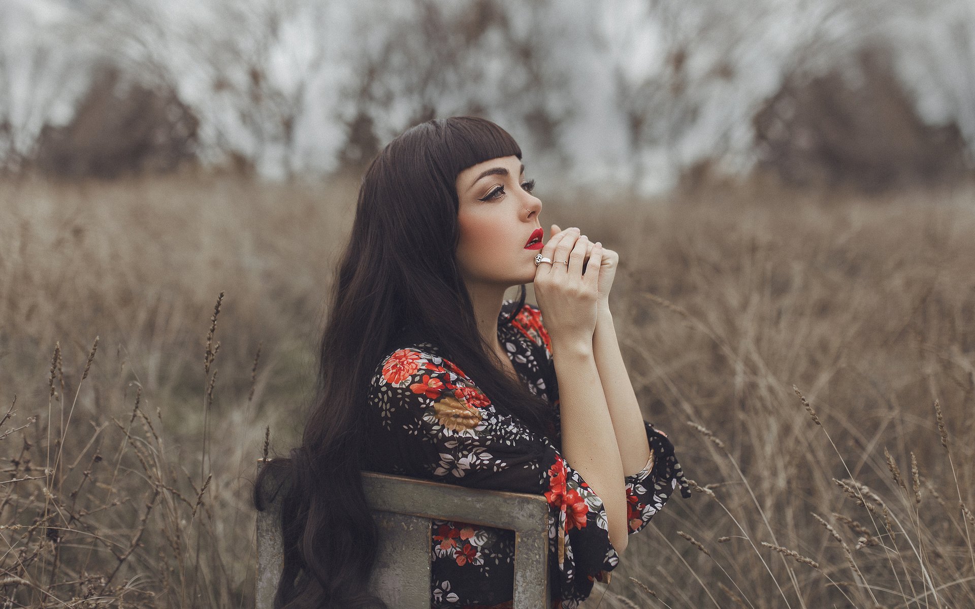 Обои природа, девушка, взгляд, стул, профиль, волосы, лицо, mara saiz, nature, girl, look, chair, profile, hair, face разрешение 2048x1365 Загрузить