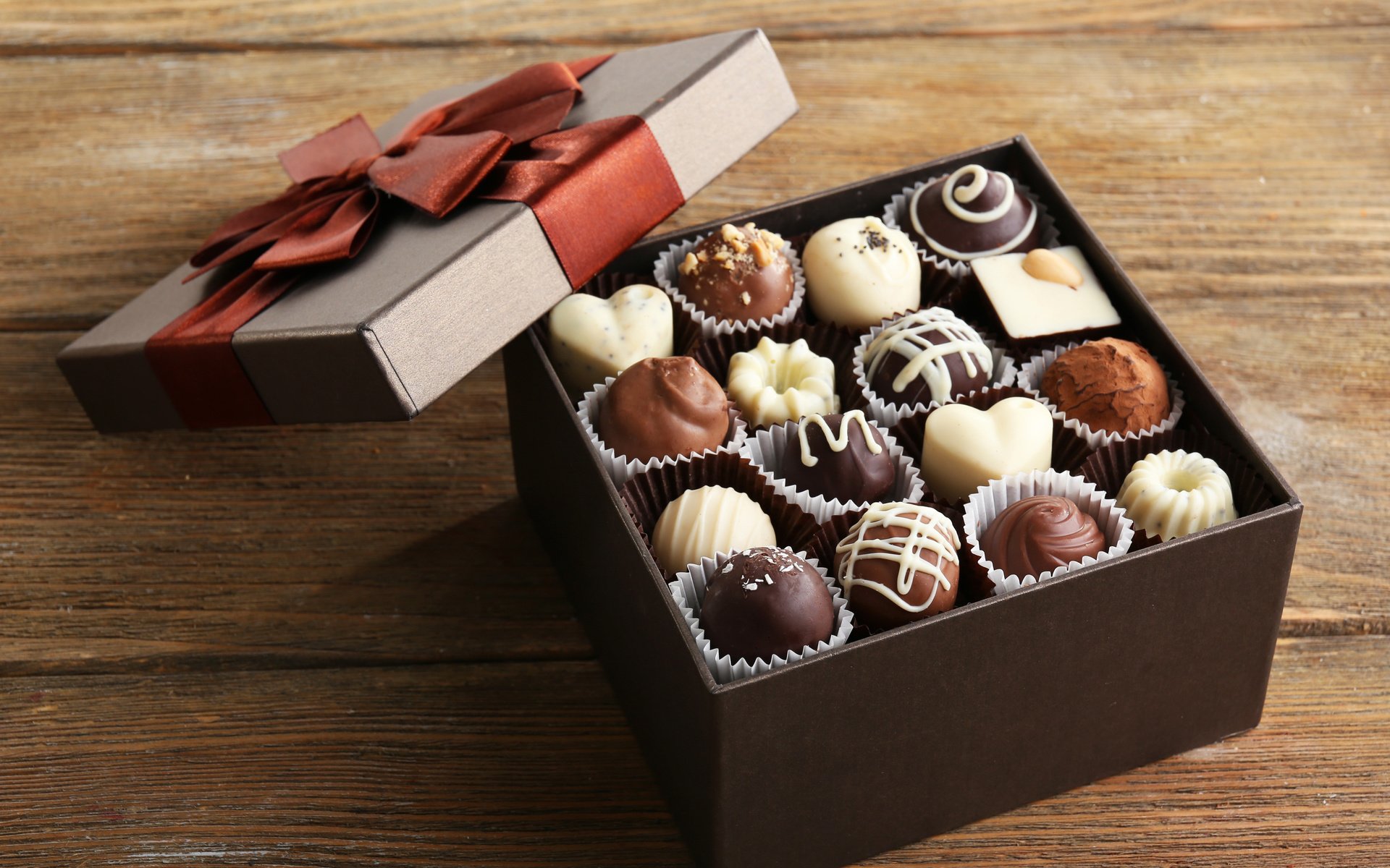 Обои конфеты, лента, шоколад, коробка, сладкое, десерт, шоколадные конфеты, candy, tape, chocolate, box, sweet, dessert, chocolates разрешение 4265x3001 Загрузить