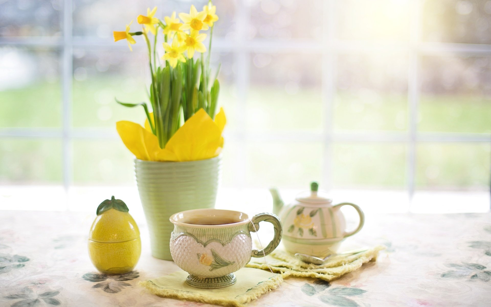 Обои цветы, напиток, кружка, чай, чайник, нарциссы, flowers, drink, mug, tea, kettle, daffodils разрешение 3840x2400 Загрузить