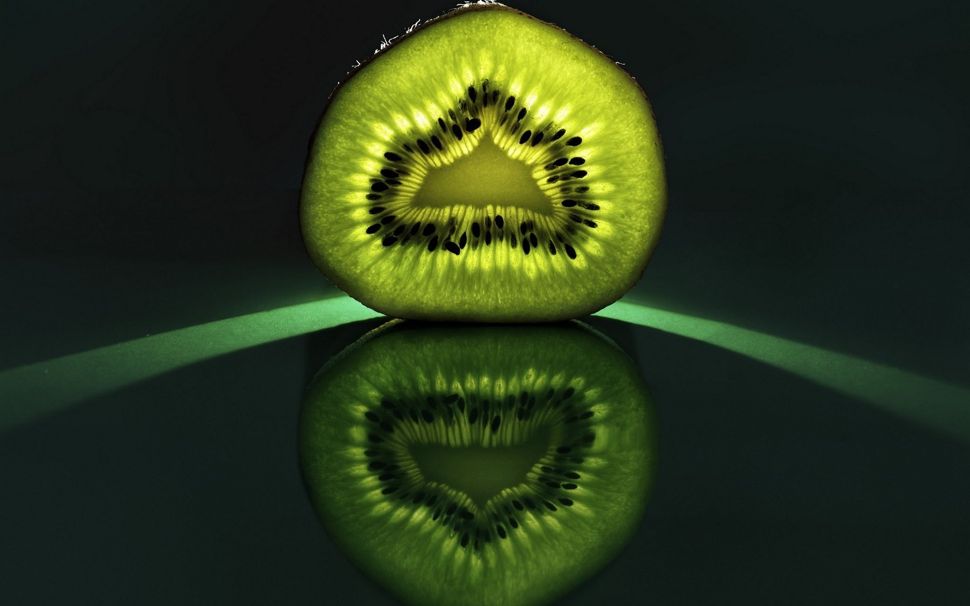 Обои отражение, фрукты, киви, reflection, fruit, kiwi разрешение 1920x1440 Загрузить