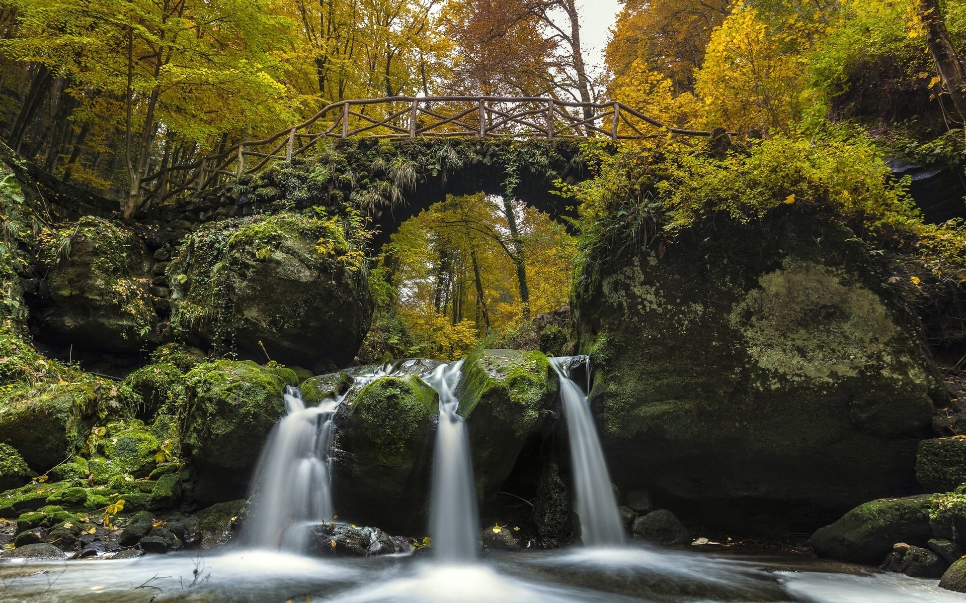 Обои деревья, река, мост, водопад, осень, мох, люксембург, trees, river, bridge, waterfall, autumn, moss, luxembourg разрешение 2048x1365 Загрузить