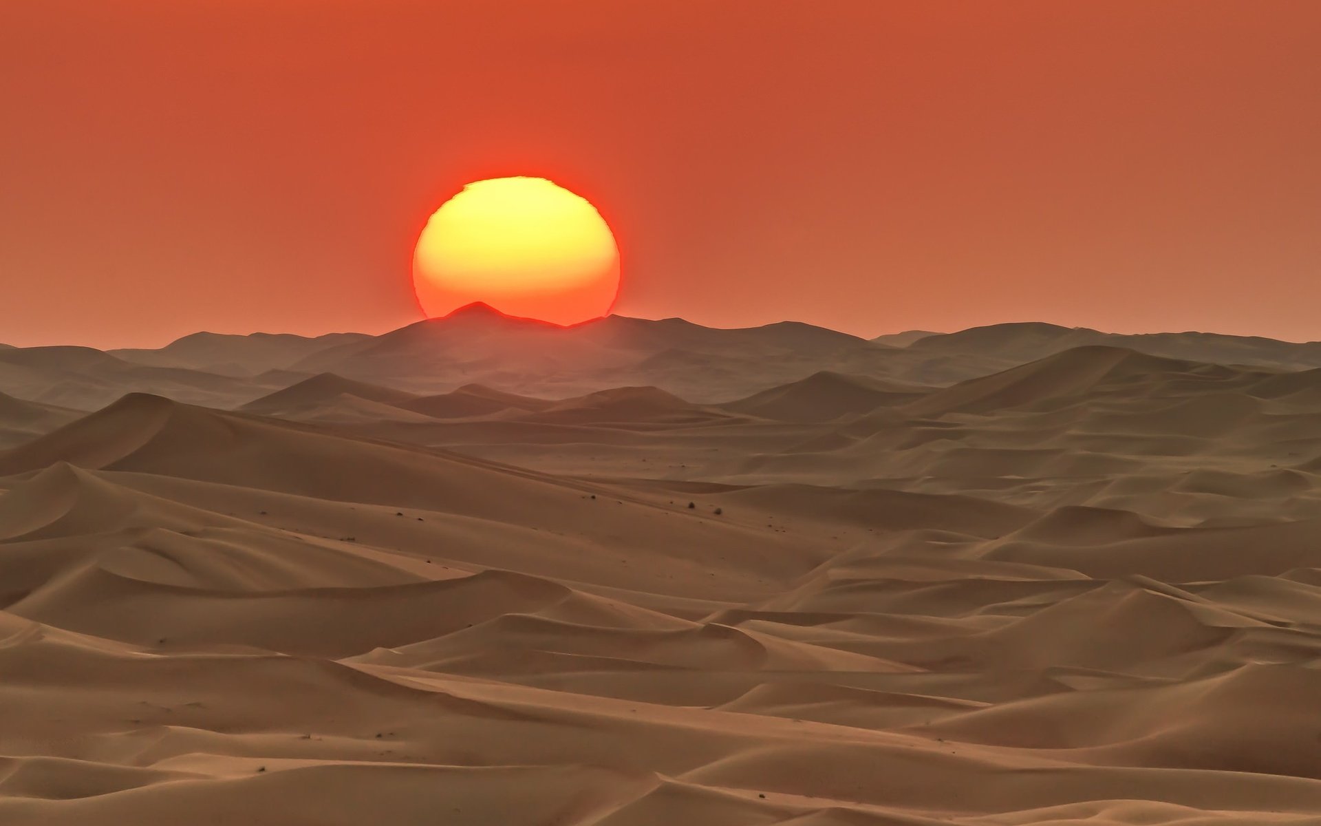 Обои солнце, закат, пейзаж, пустыня, бархан, оаэ, абу-даби, закат в пустыне, the sun, sunset, landscape, desert, barkhan, uae, abu dhabi, sunset in the desert разрешение 2048x1366 Загрузить
