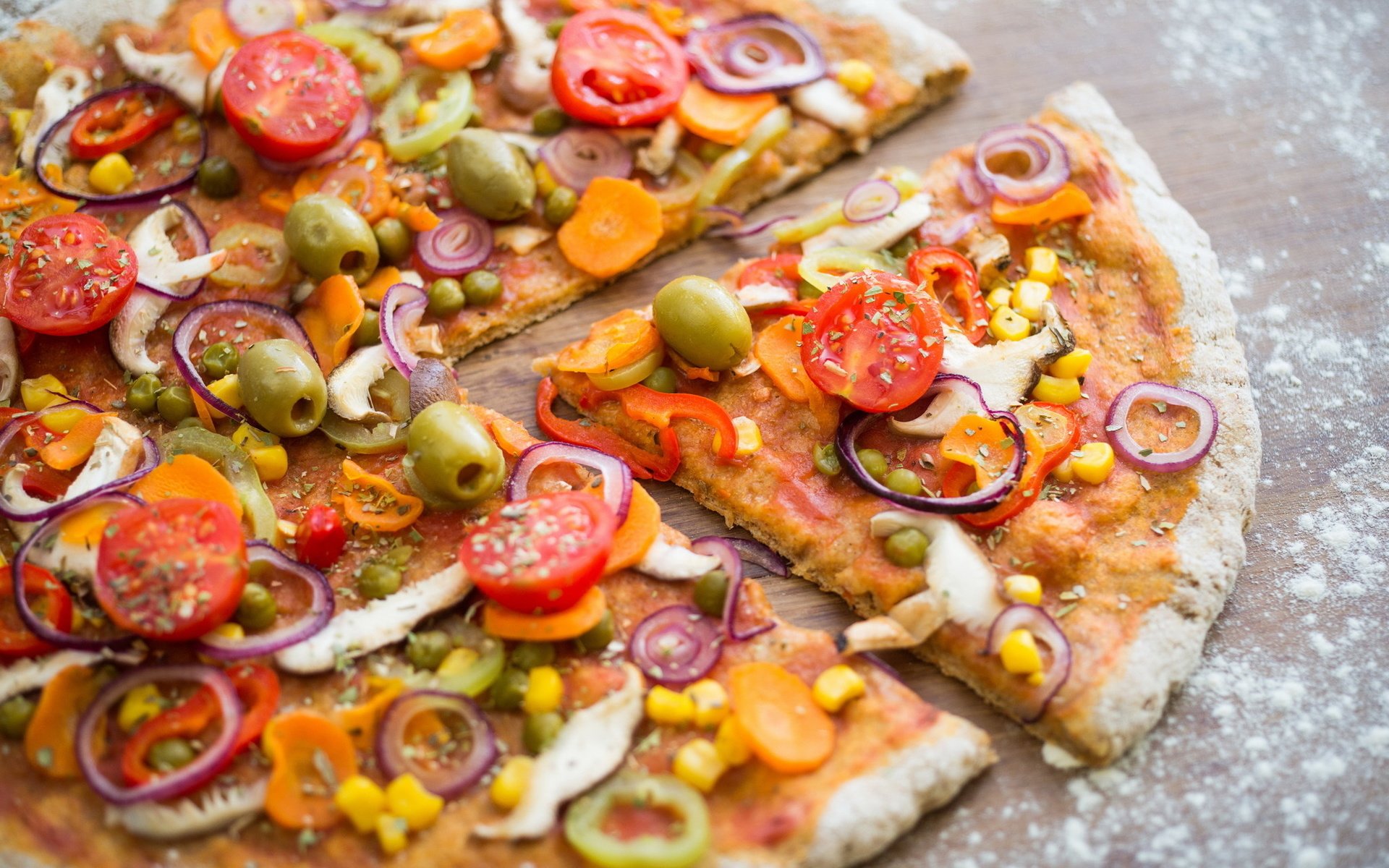 Обои ломтики, выпечка, оливки, пицца, slices, cakes, olives, pizza разрешение 2048x1367 Загрузить
