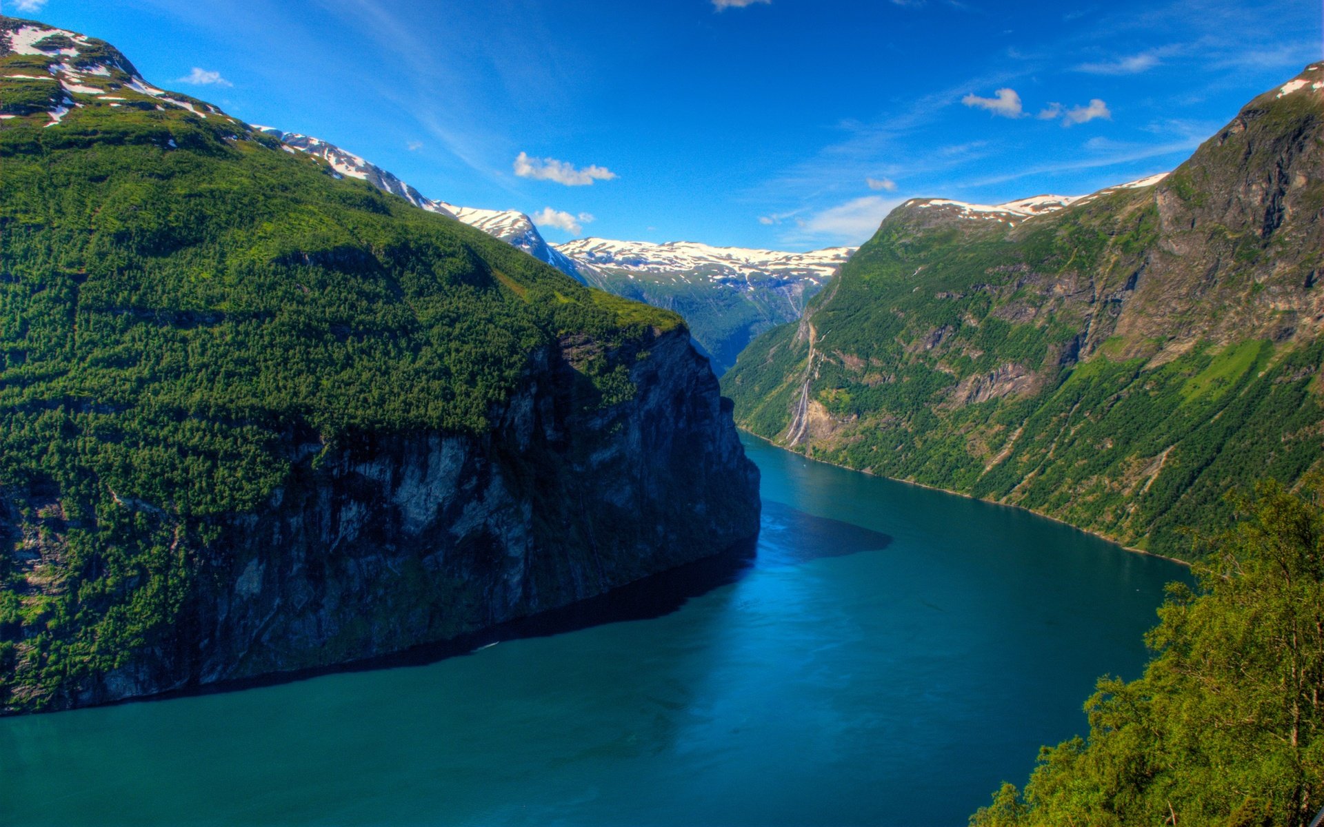 Обои горы, лес, норвегия, гейрангер-фьорд, фьорд, mountains, forest, norway, ålesund, the fjord разрешение 2880x1800 Загрузить