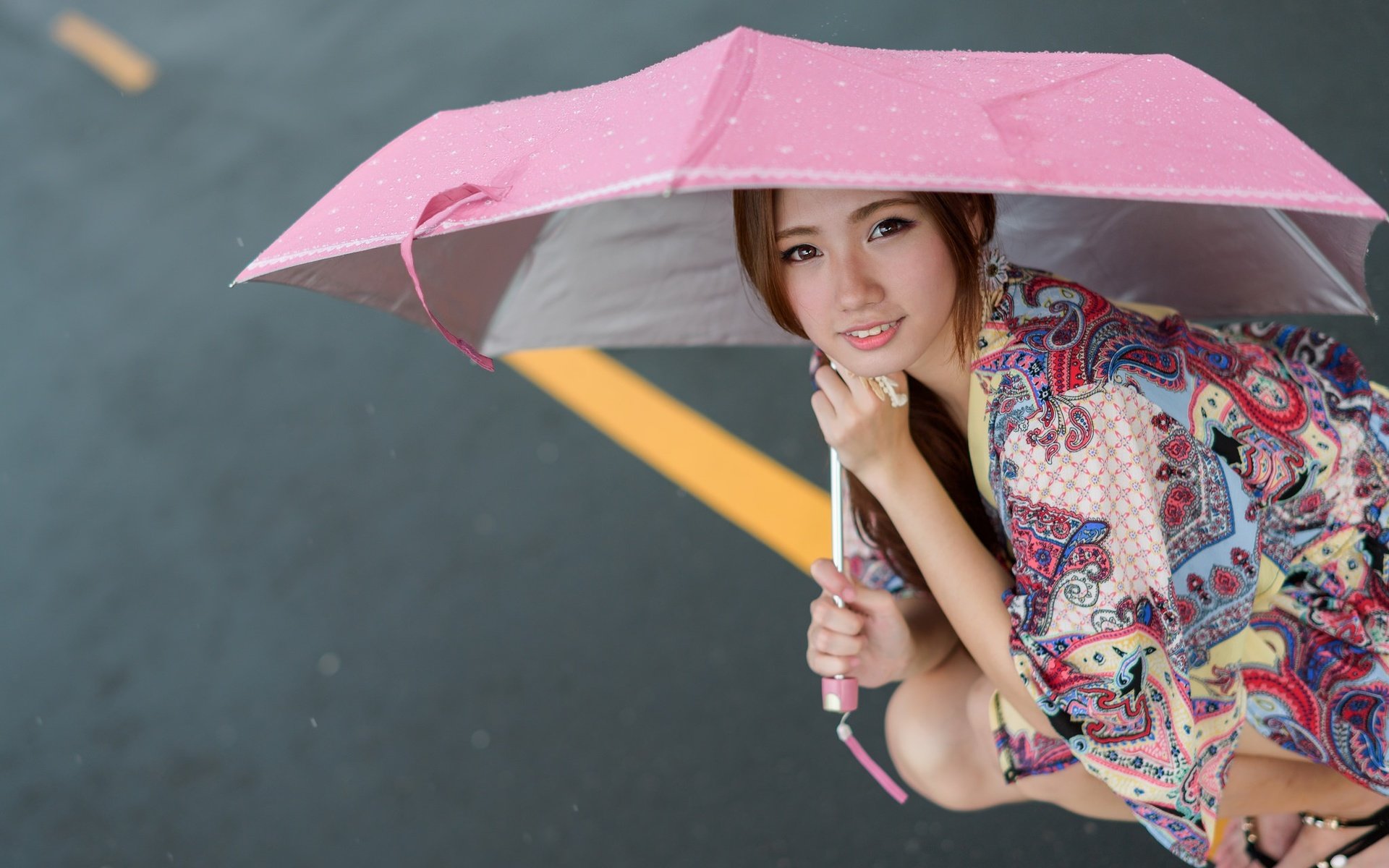 Обои девушка, улыбка, взгляд, волосы, лицо, зонтик, азиатка, girl, smile, look, hair, face, umbrella, asian разрешение 2048x1365 Загрузить