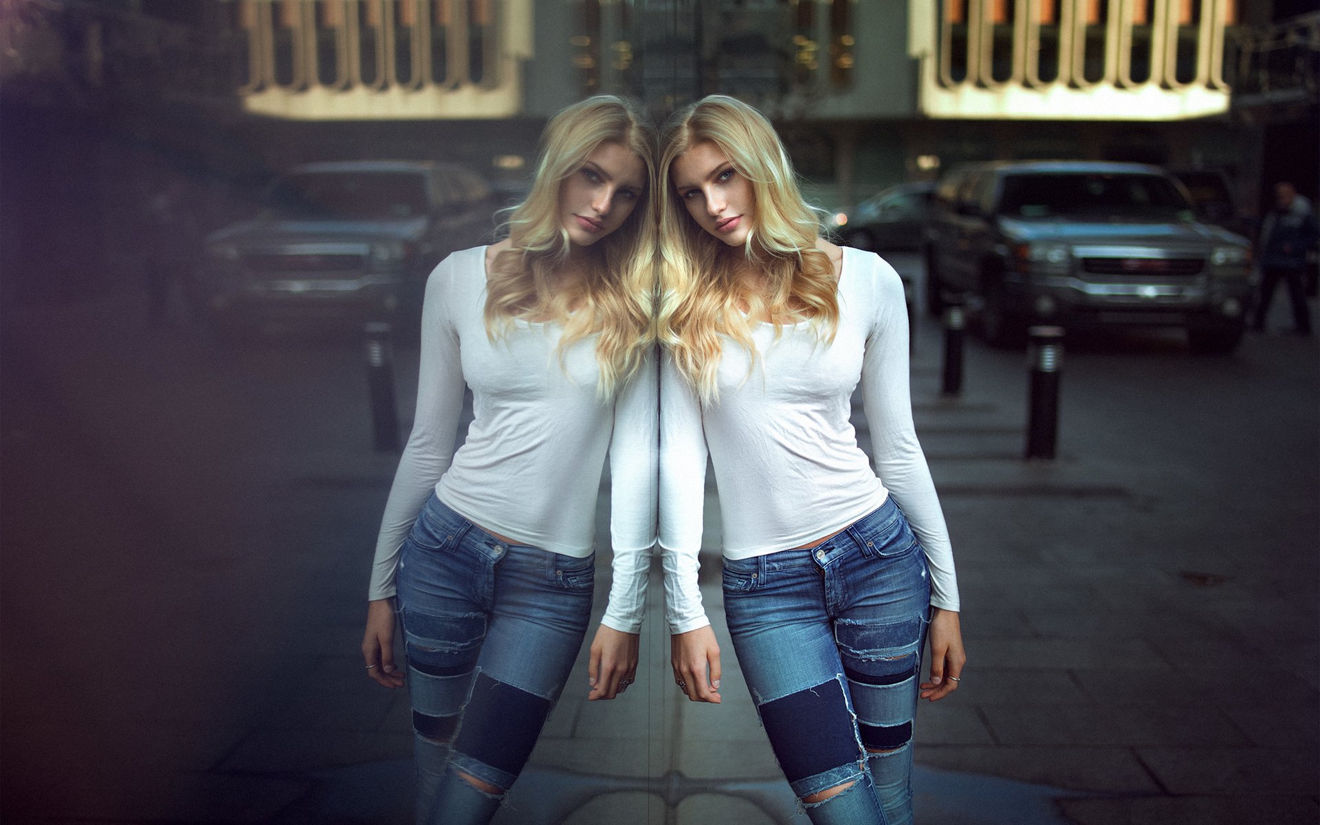 Обои девушка, the photo fiend, рваные джинсы, отражение, блондинка, город, модель, джинсы, стекло, фотосессия, girl, ripped jeans, reflection, blonde, the city, model, jeans, glass, photoshoot разрешение 2200x1397 Загрузить