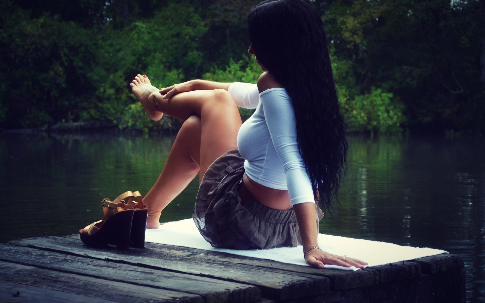 Обои озеро, девушка, брюнетка, модель, сидит, ножки, пристань, lake, girl, brunette, model, sitting, legs, marina разрешение 2048x1365 Загрузить