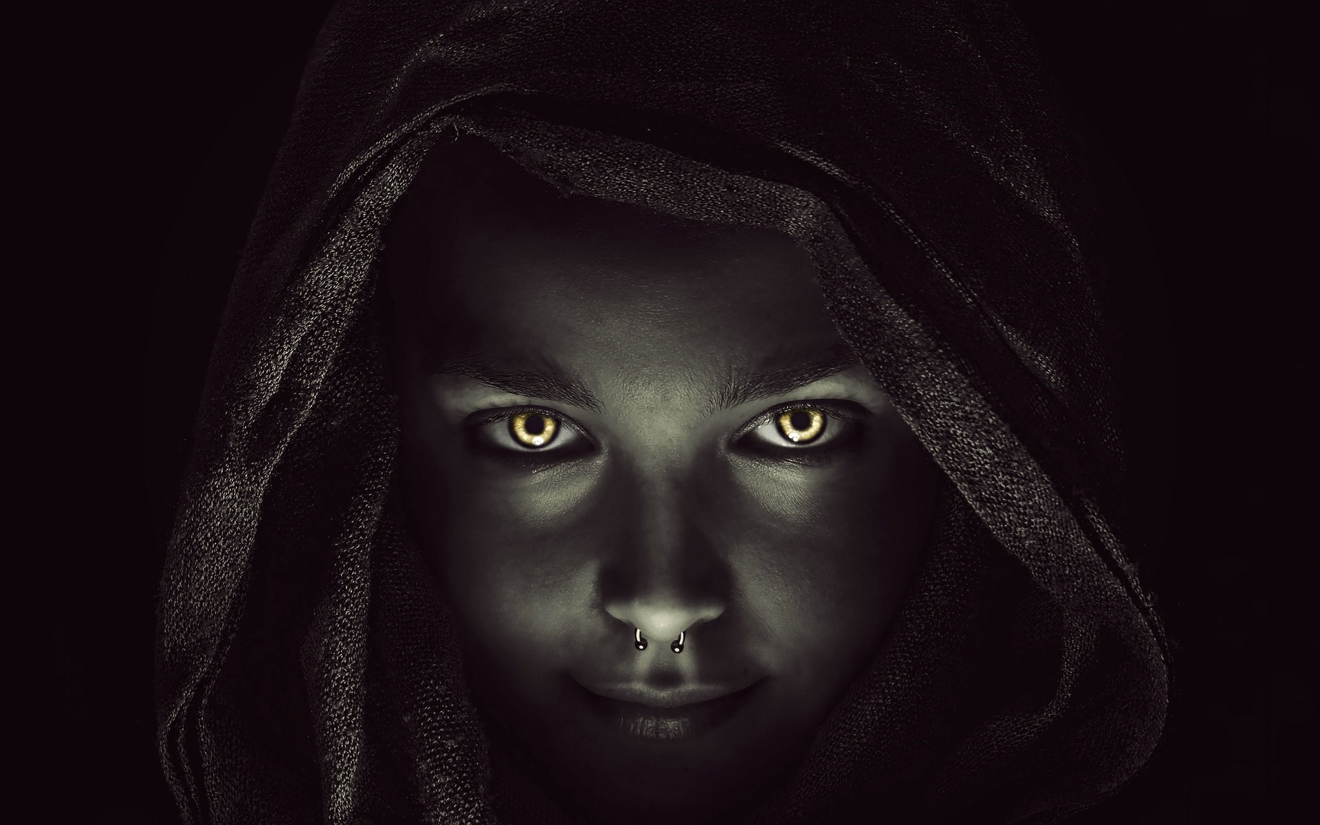 Обои девушка, портрет, модель, лицо, темнота, пирсинг, капюшон, girl, portrait, model, face, darkness, piercing, hood разрешение 3840x2160 Загрузить