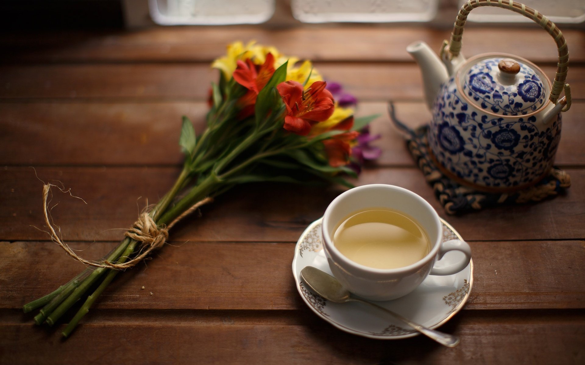 Обои цветы, напиток, букет, чай, чайник, натюрморт, натюрмор, flowers, drink, bouquet, tea, kettle, still life, the still-life разрешение 2048x1365 Загрузить