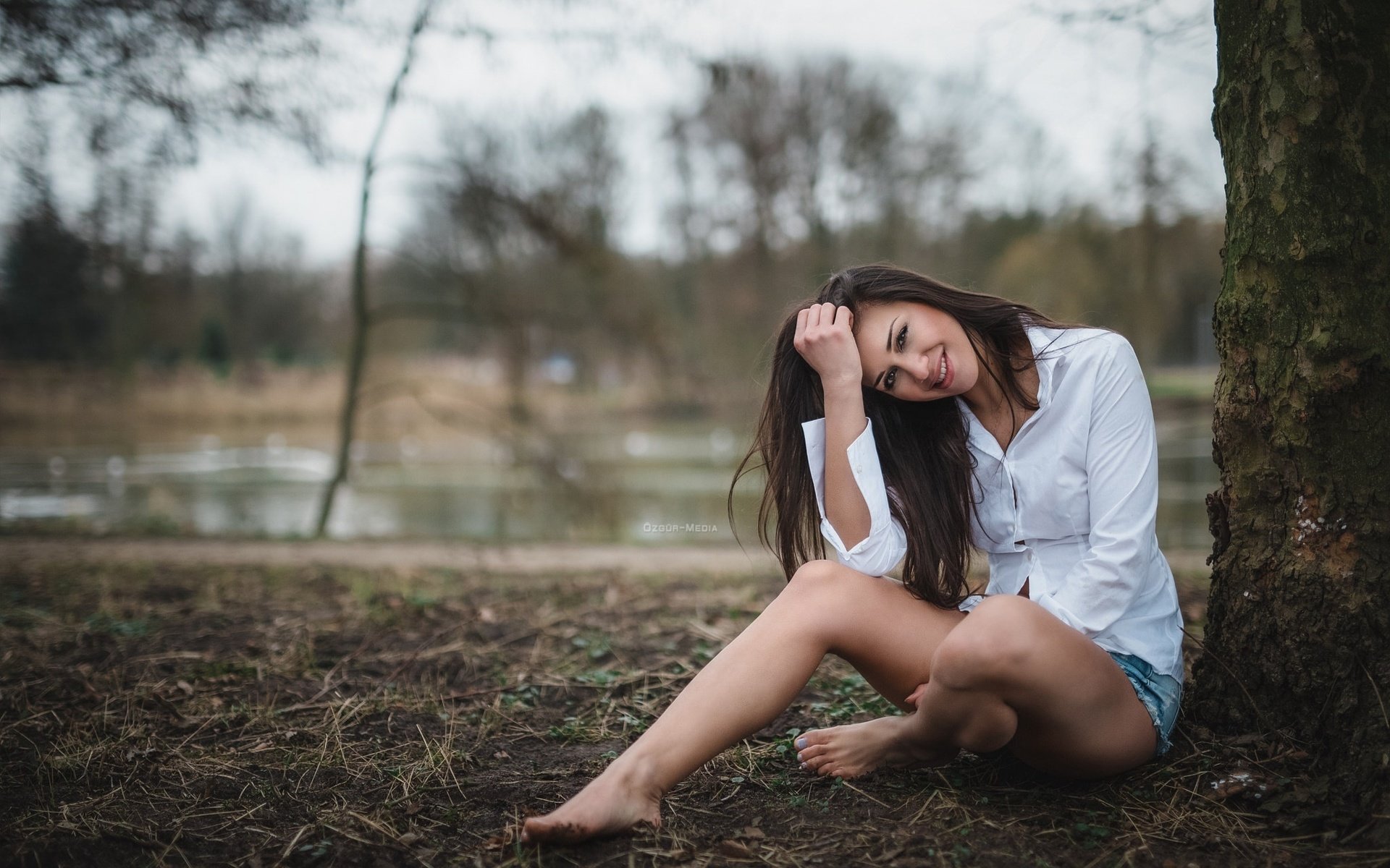 Обои природа, девушка, поза, улыбка, ножки, босиком, nature, girl, pose, smile, legs, barefoot разрешение 2048x1365 Загрузить