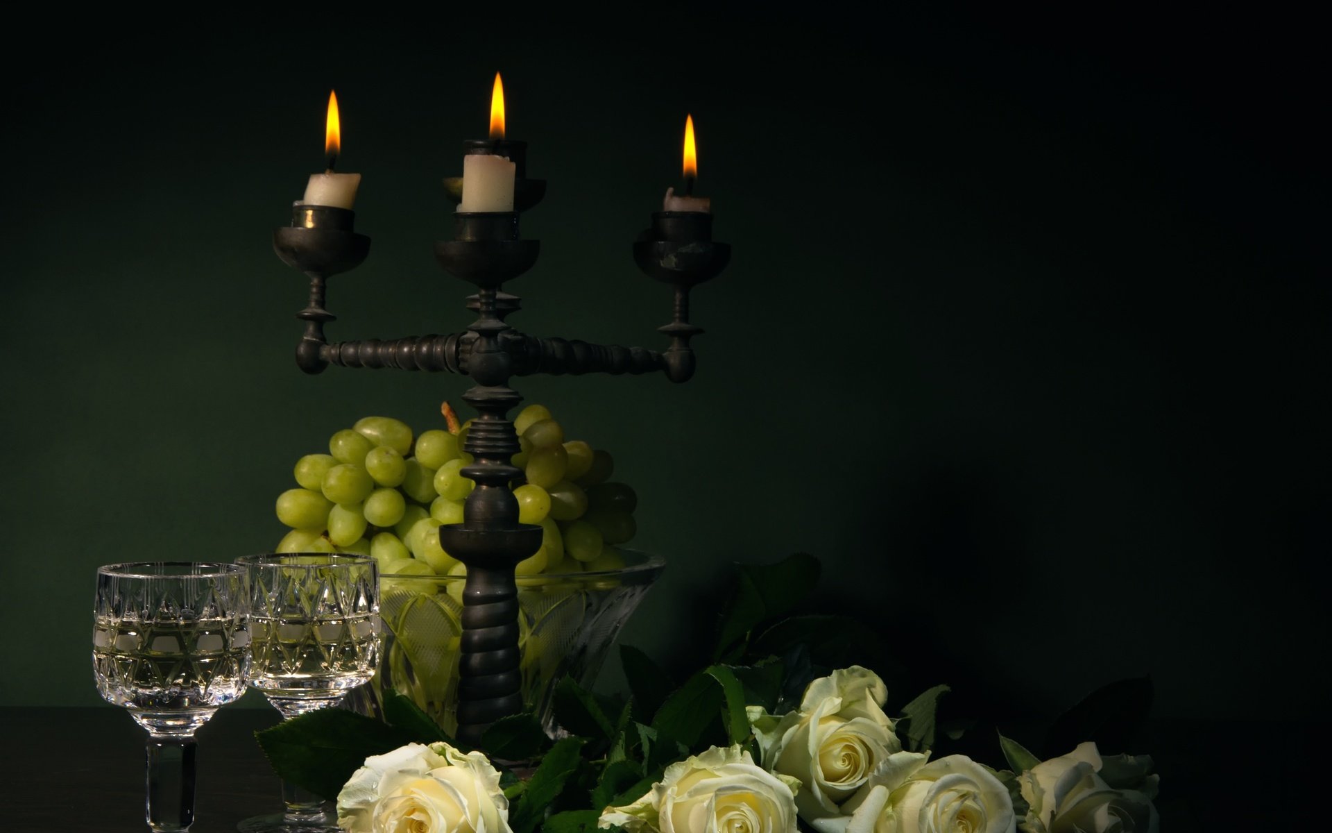 Обои цветы, свечи, виноград, розы, черный фон, натюрморт, нат, flowers, candles, grapes, roses, black background, still life, nat разрешение 2500x1965 Загрузить