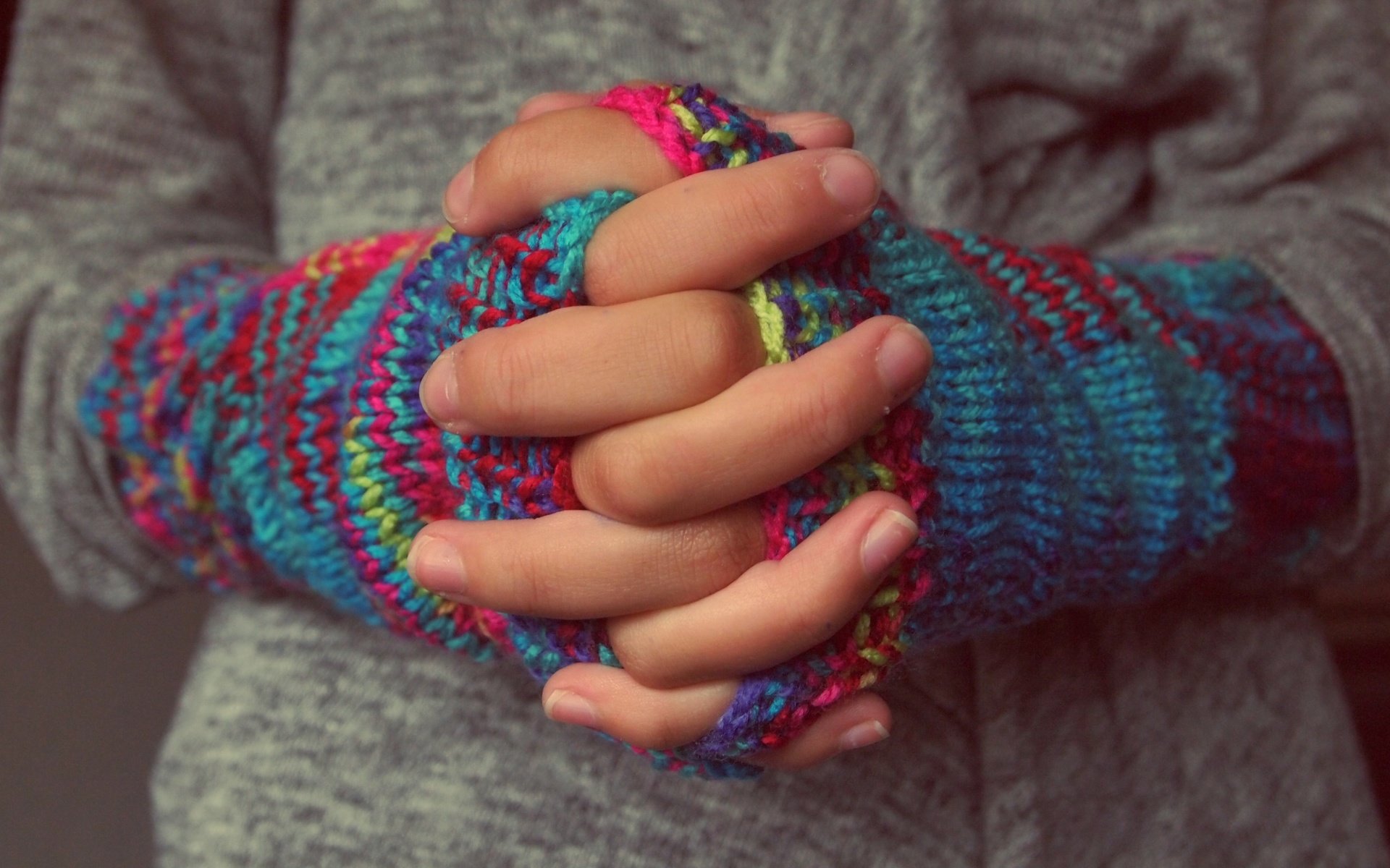 Обои узор, руки, пальцы, вязание, митенки, pattern, hands, fingers, knitting, mitts разрешение 4032x2688 Загрузить