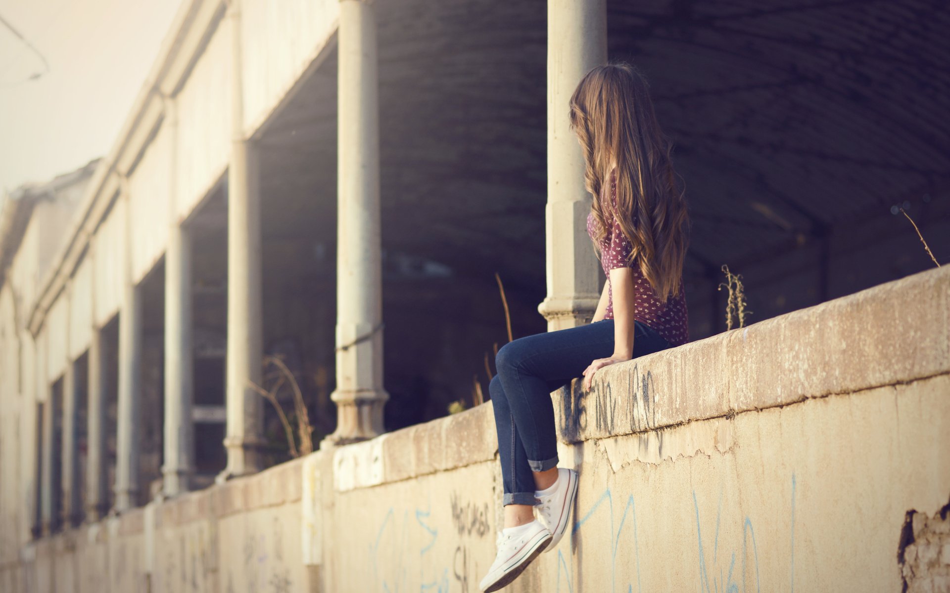 Обои девушка, поза, кеды, сидит, волосы, здание, girl, pose, sneakers, sitting, hair, the building разрешение 6000x4000 Загрузить