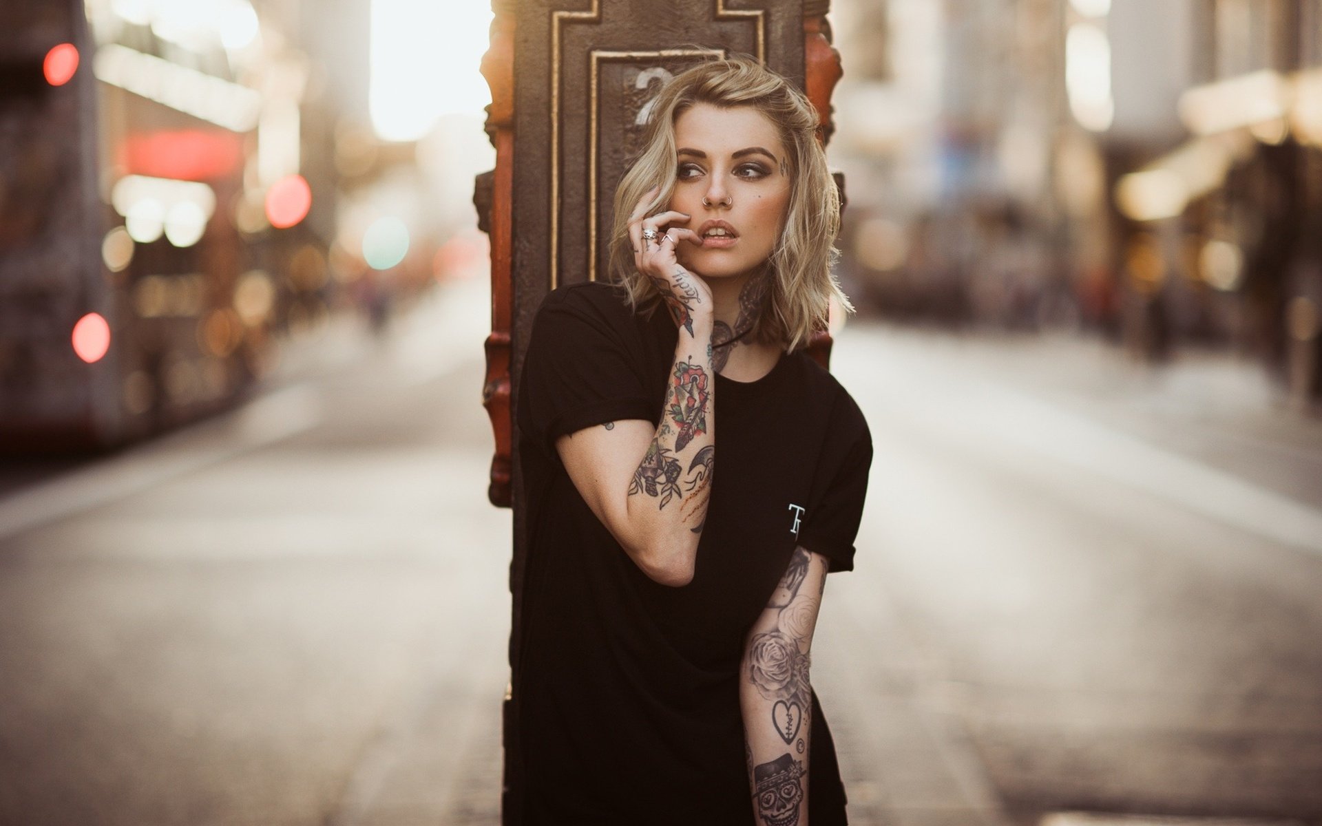 Обои девушка, улица, модель, татуировки, тату, руки, girl, street, model, tattoo, hands разрешение 2048x1363 Загрузить