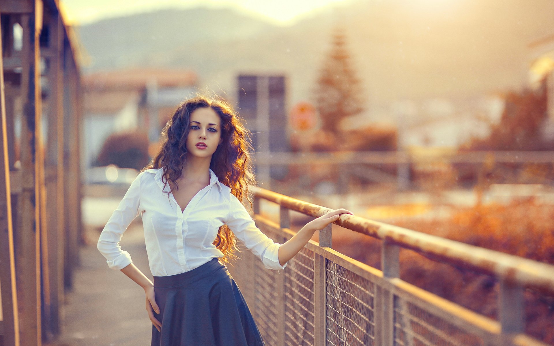 Обои девушка, забор, юбка, модель, рубашка, длинные волосы, girl, the fence, skirt, model, shirt, long hair разрешение 2048x1366 Загрузить