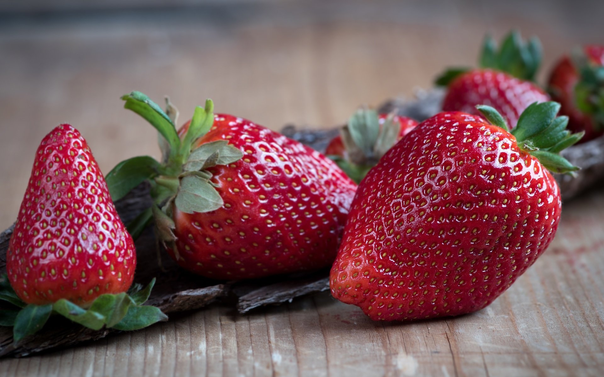 Обои макро, клубника, стол, ягоды, деревянная поверхность, macro, strawberry, table, berries, wooden surface разрешение 4000x2250 Загрузить