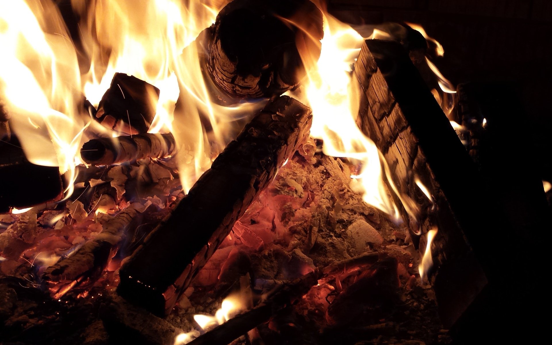Обои пламя, огонь, угли, темнота, костёр, дрова, flame, fire, coal, darkness, the fire, wood разрешение 3264x1836 Загрузить