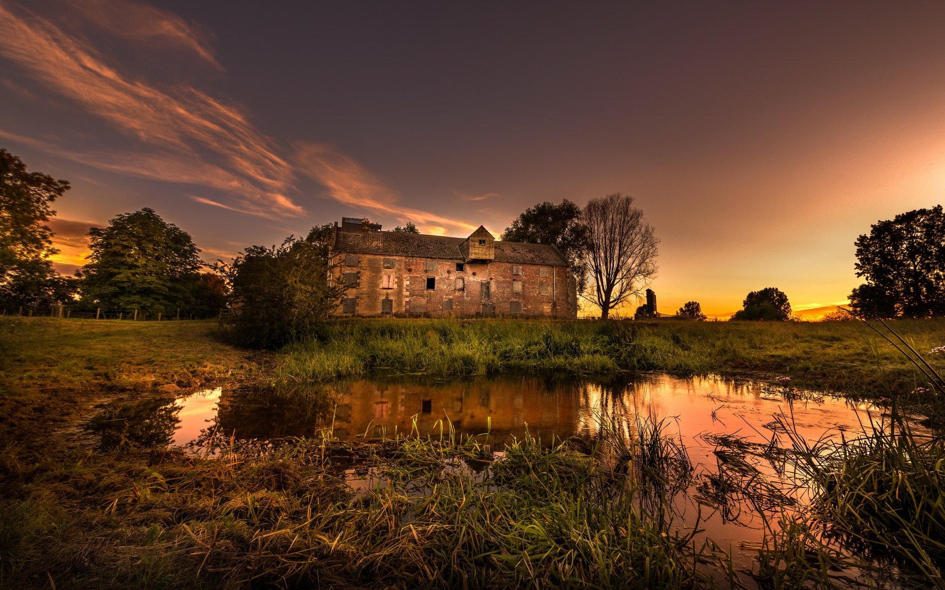 Обои небо, деревья, закат, отражение, дом, пруд, paul benns, the sky, trees, sunset, reflection, house, pond разрешение 2560x1711 Загрузить