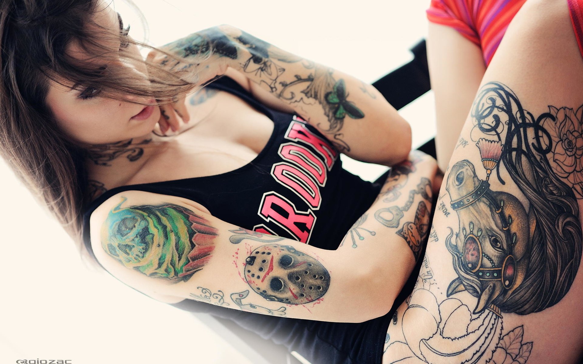 Девушка с татуировками в футболке