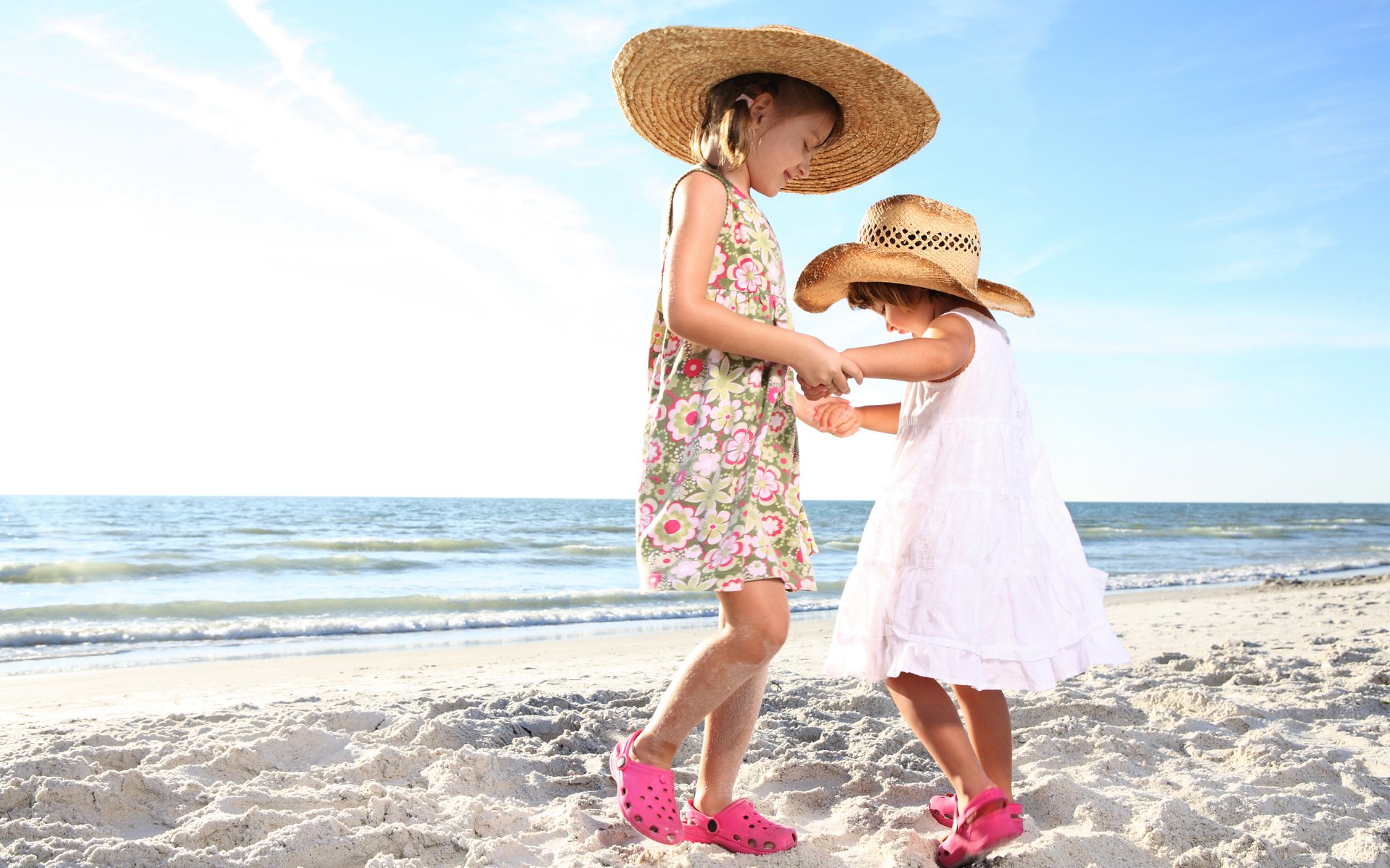 Обои берег, море, песок, дети, танец, девочки, шляпы, платья, shore, sea, sand, children, dance, girls, hats, dresses разрешение 8736x5824 Загрузить