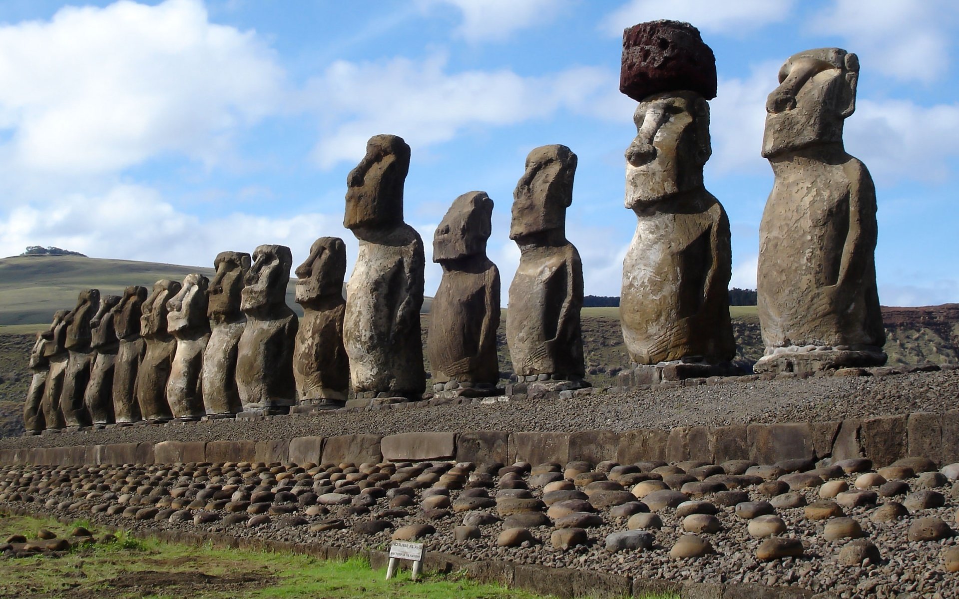 Обои остров пасхи, чили, истуканы, рапа-нуи, статуи моаи, easter island, chile, idols, rapa nui, the moai statues разрешение 2560x1400 Загрузить