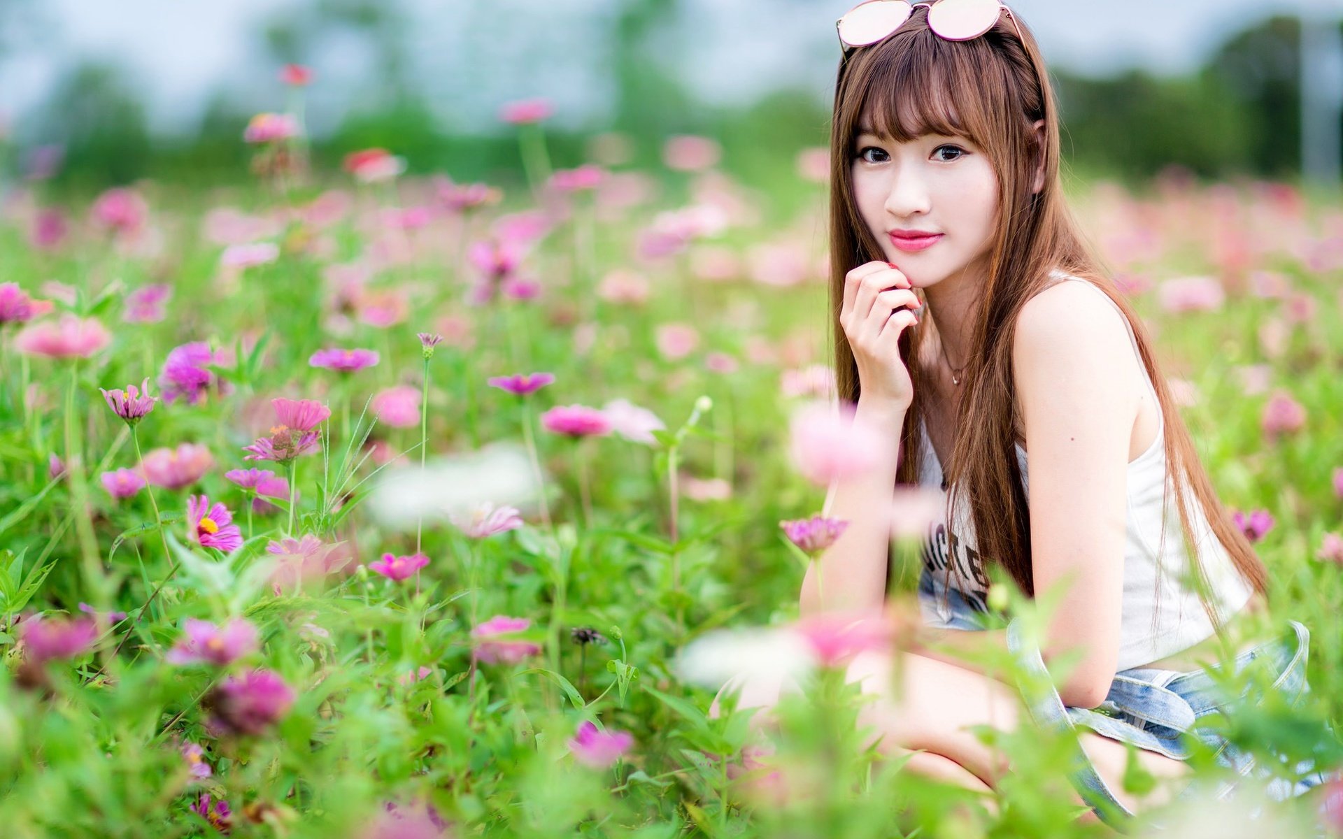 Обои цветы, девушка, поле, взгляд, волосы, азиатка, боке, flowers, girl, field, look, hair, asian, bokeh разрешение 2048x1365 Загрузить