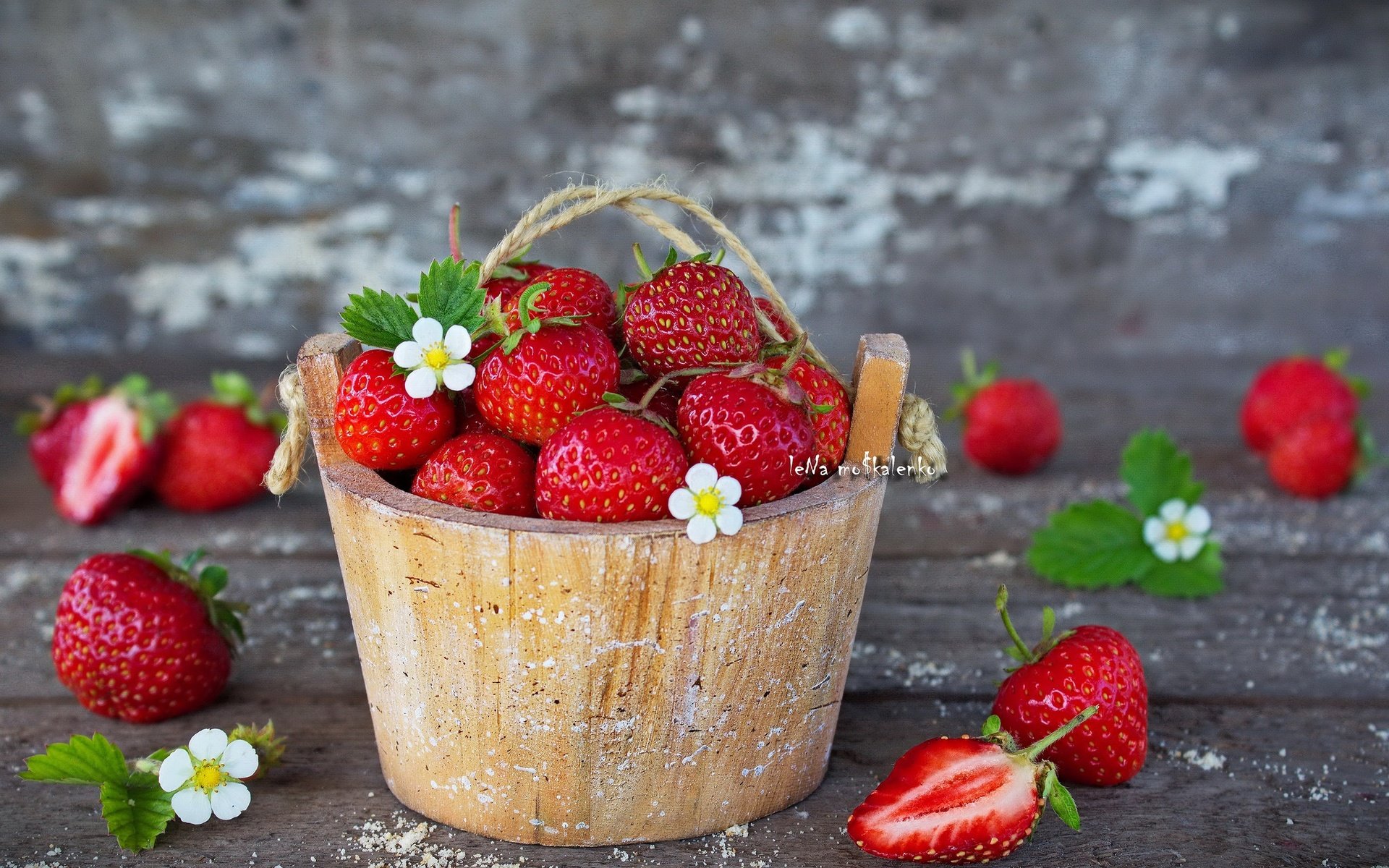 Обои цветы, листья, клубника, ягоды, flowers, leaves, strawberry, berries разрешение 2048x1366 Загрузить