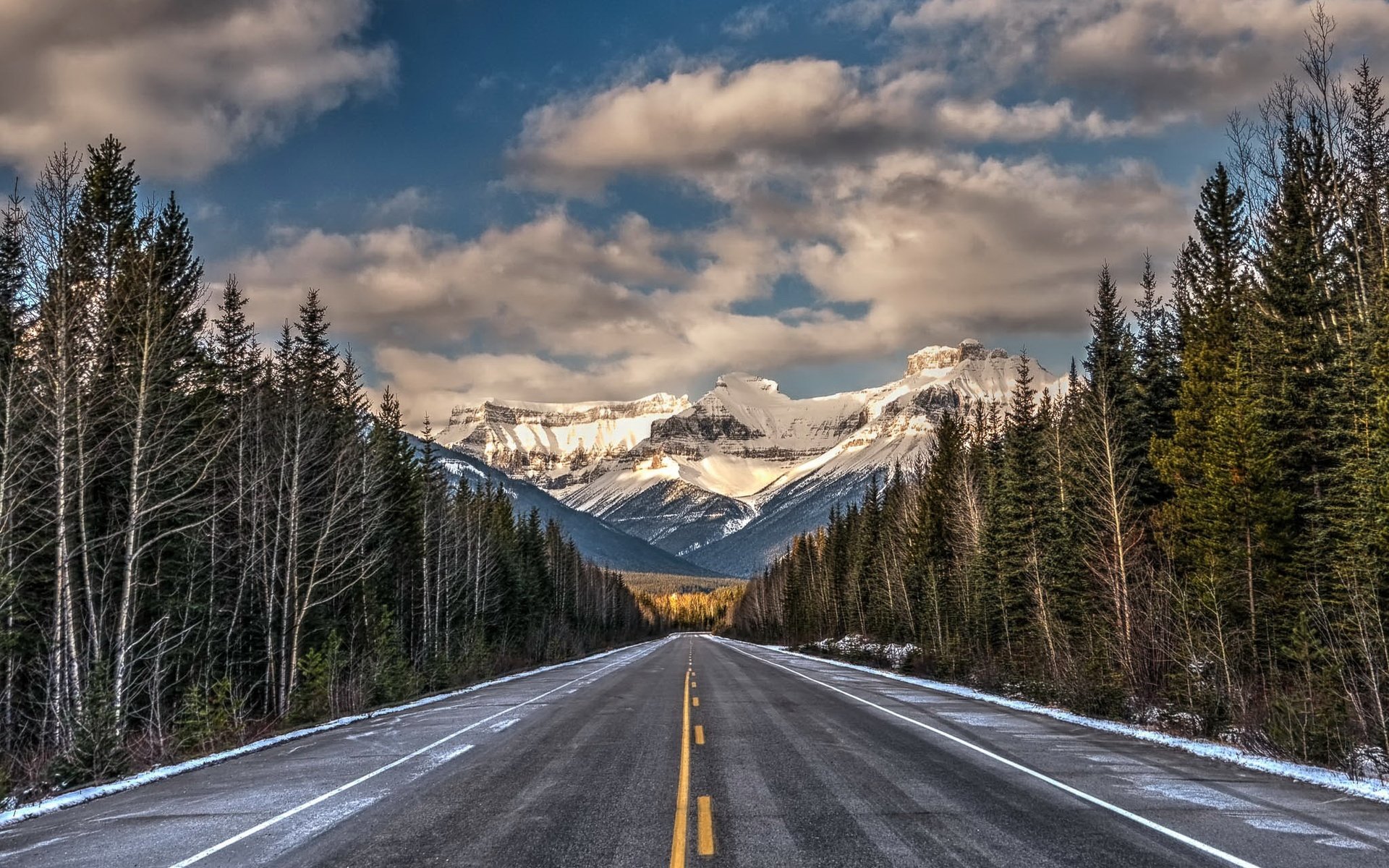 Обои небо, дорога, облака, деревья, горы, снег, лес, the sky, road, clouds, trees, mountains, snow, forest разрешение 2048x1382 Загрузить