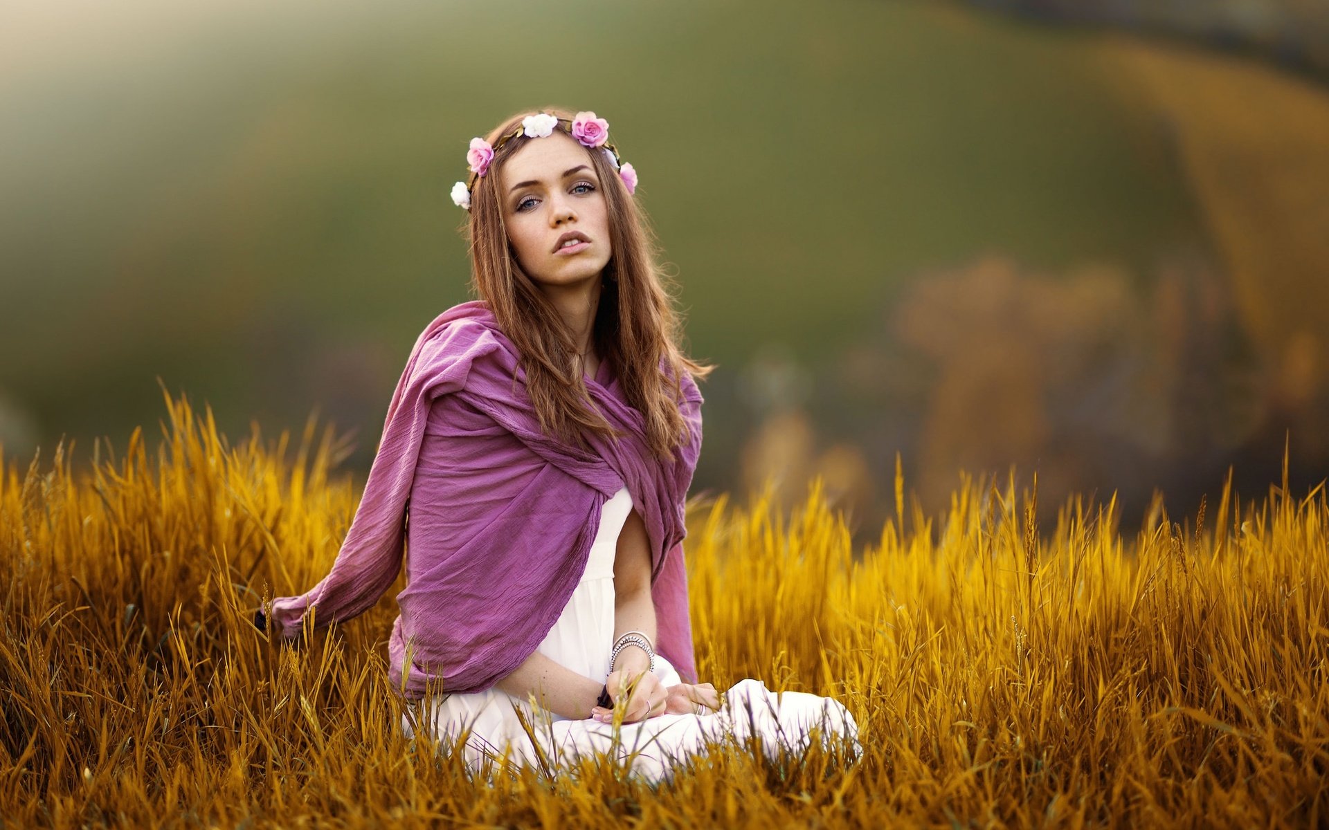 Обои трава, девушка, настроение, взгляд, волосы, лицо, венок, grass, girl, mood, look, hair, face, wreath разрешение 2048x1367 Загрузить